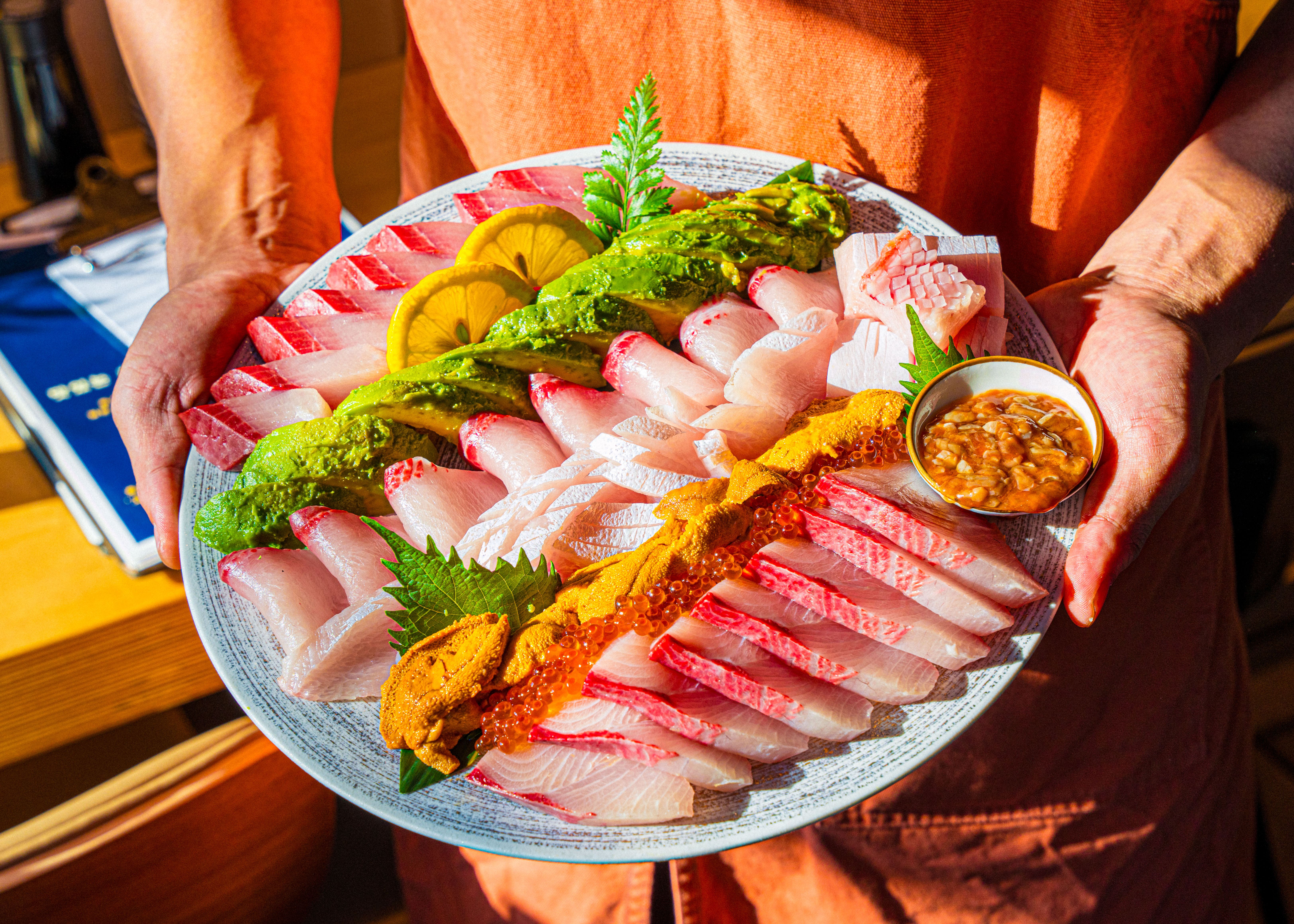 Sharosu-gilのHuju Sushiの握り寿司盛り合わせと酒