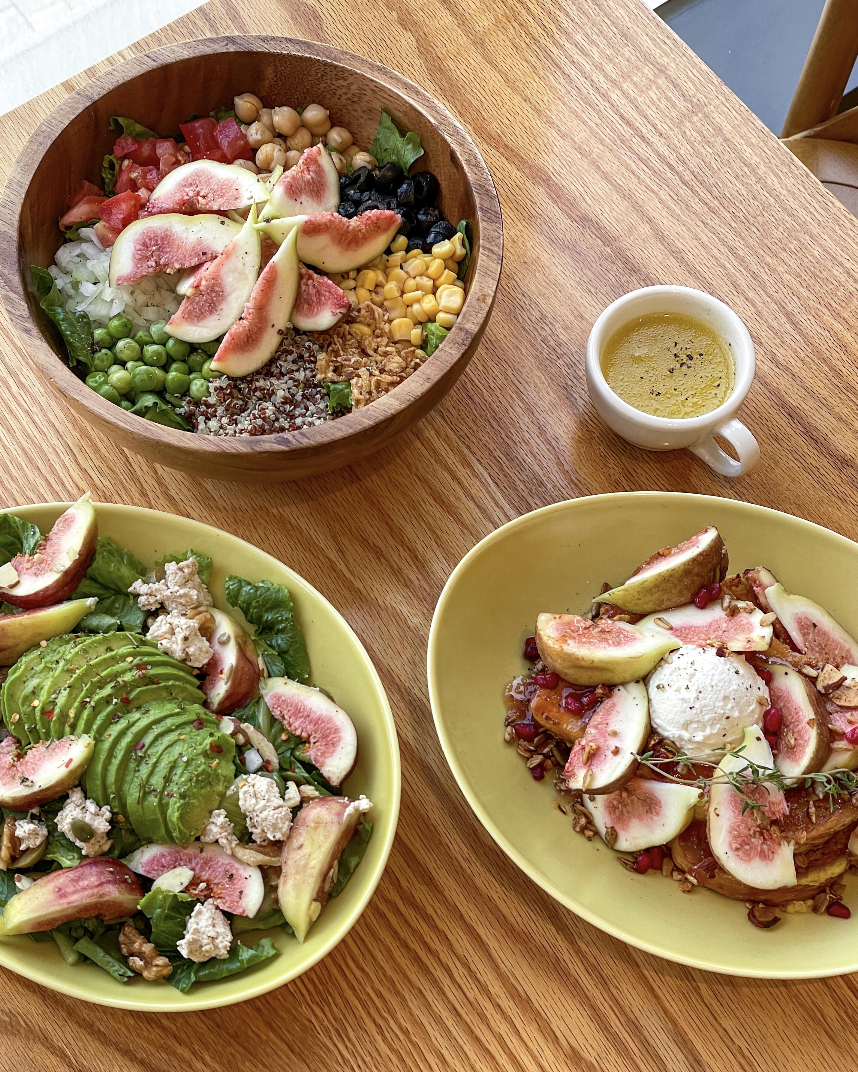 TERRITORY松岛中央公园明亮的早午餐餐盘和咖啡