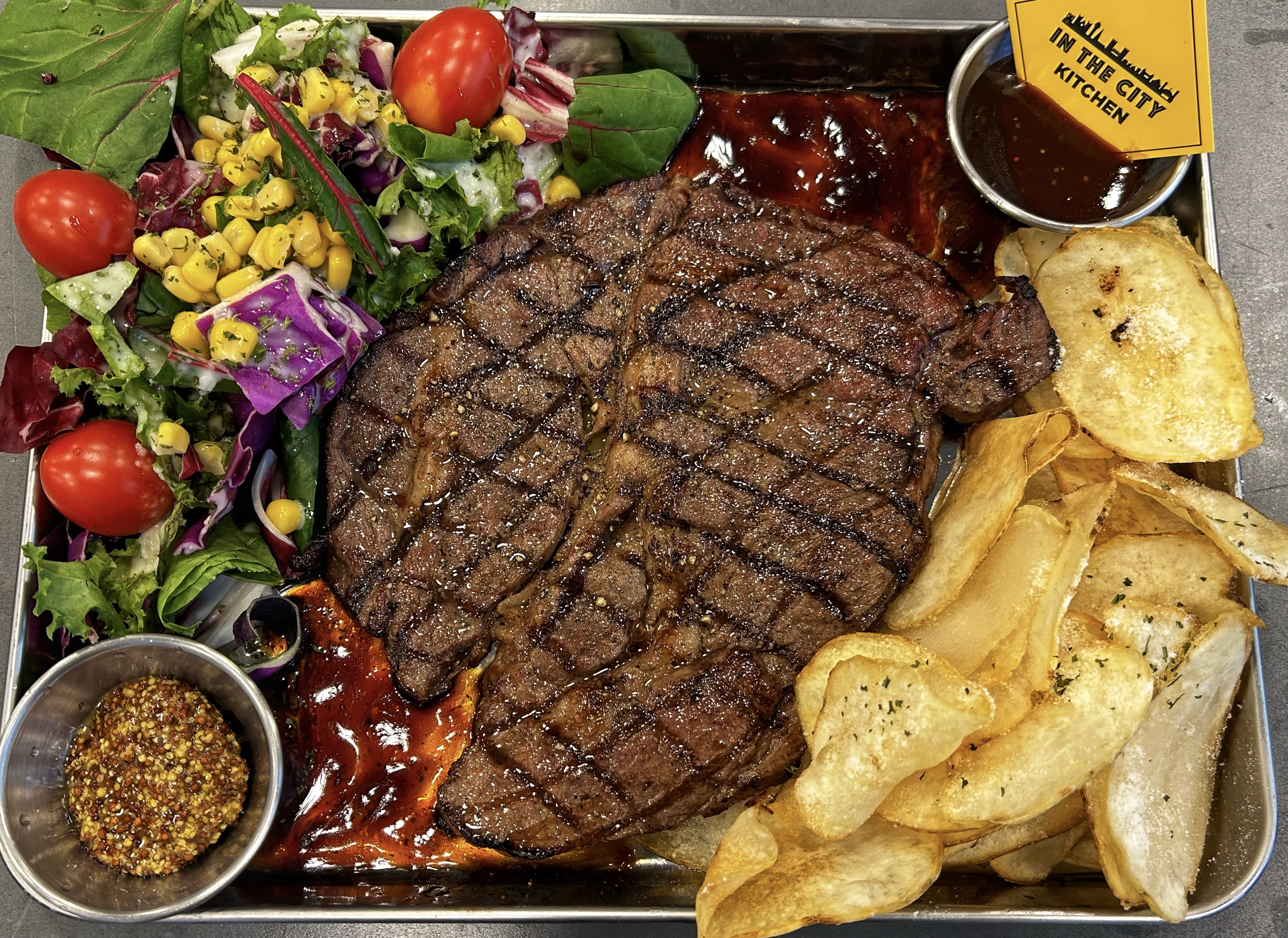 イン ザ シティ キッチン モダンな内装と料理