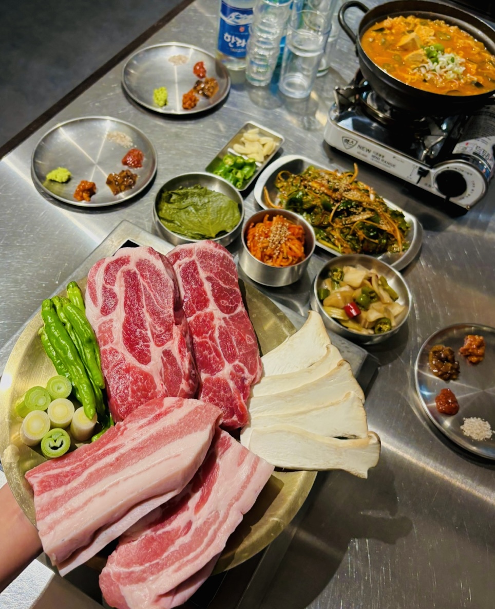 Yong Dwaeji Jirisan Berkshire K pork on charcoal