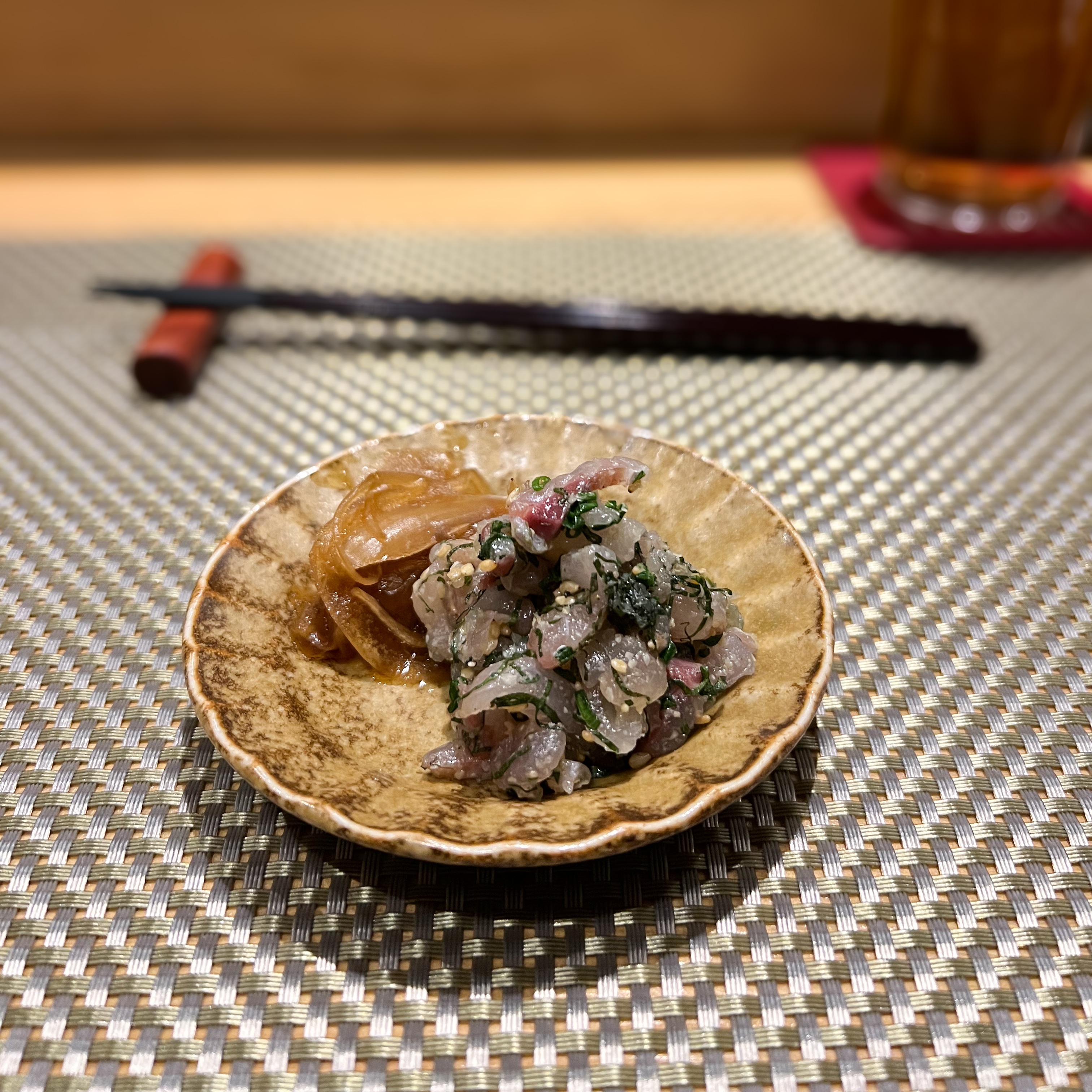 蚕室SUSHIUMI L形寿司柜台与主厨上菜