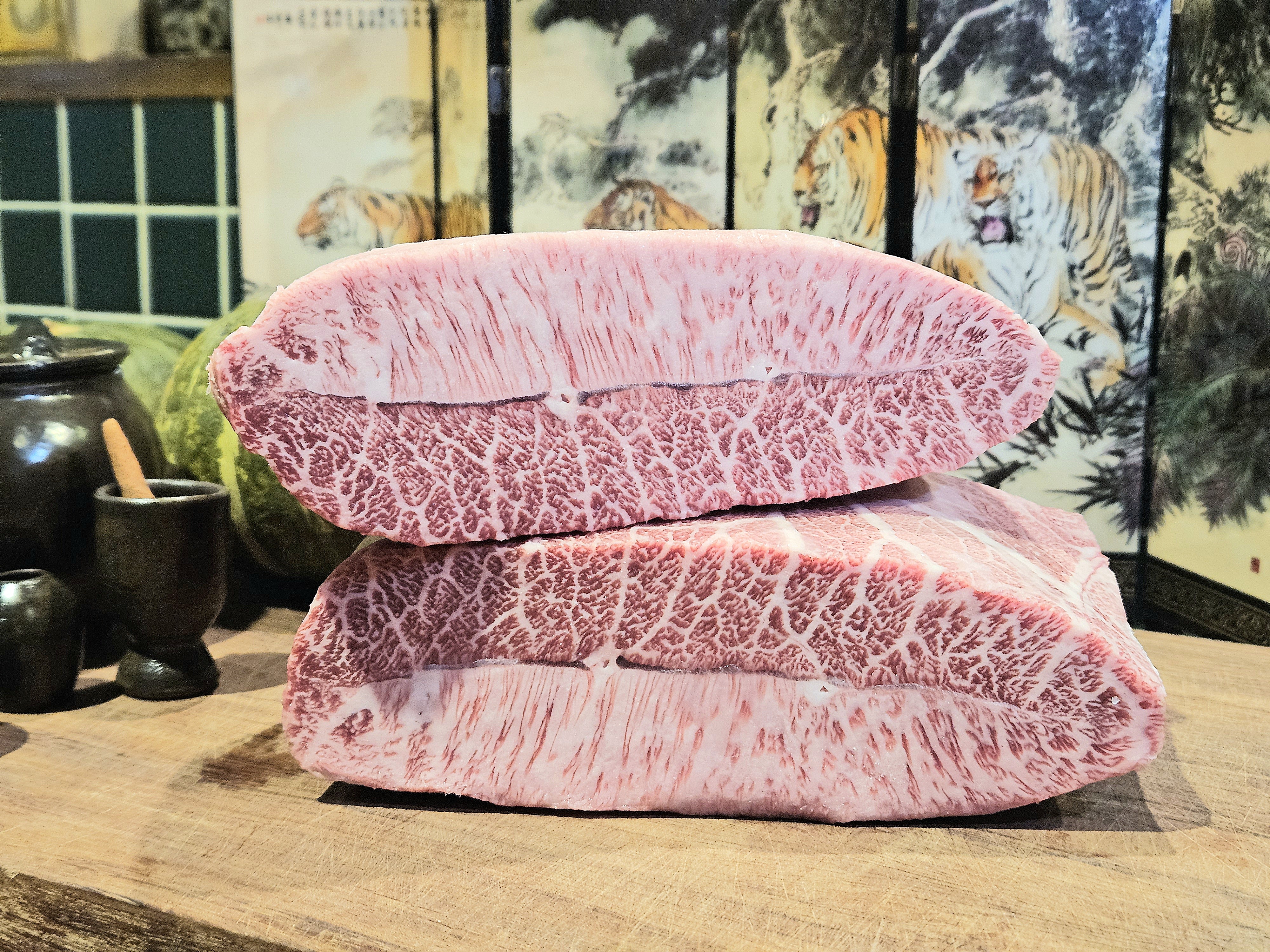 ホランドの1++牛肉を炭火で焼き、カウンター席