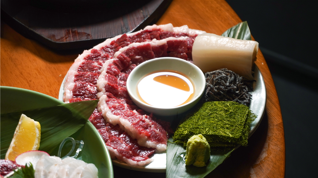 ムウォル漢南 のハーブバーベキューボッサムとマッコリカクテル