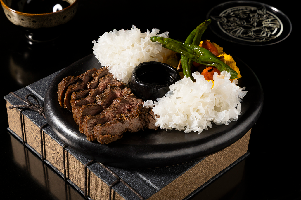 ヅーシンダン龍山のネオンライトのトンネルとカクテル