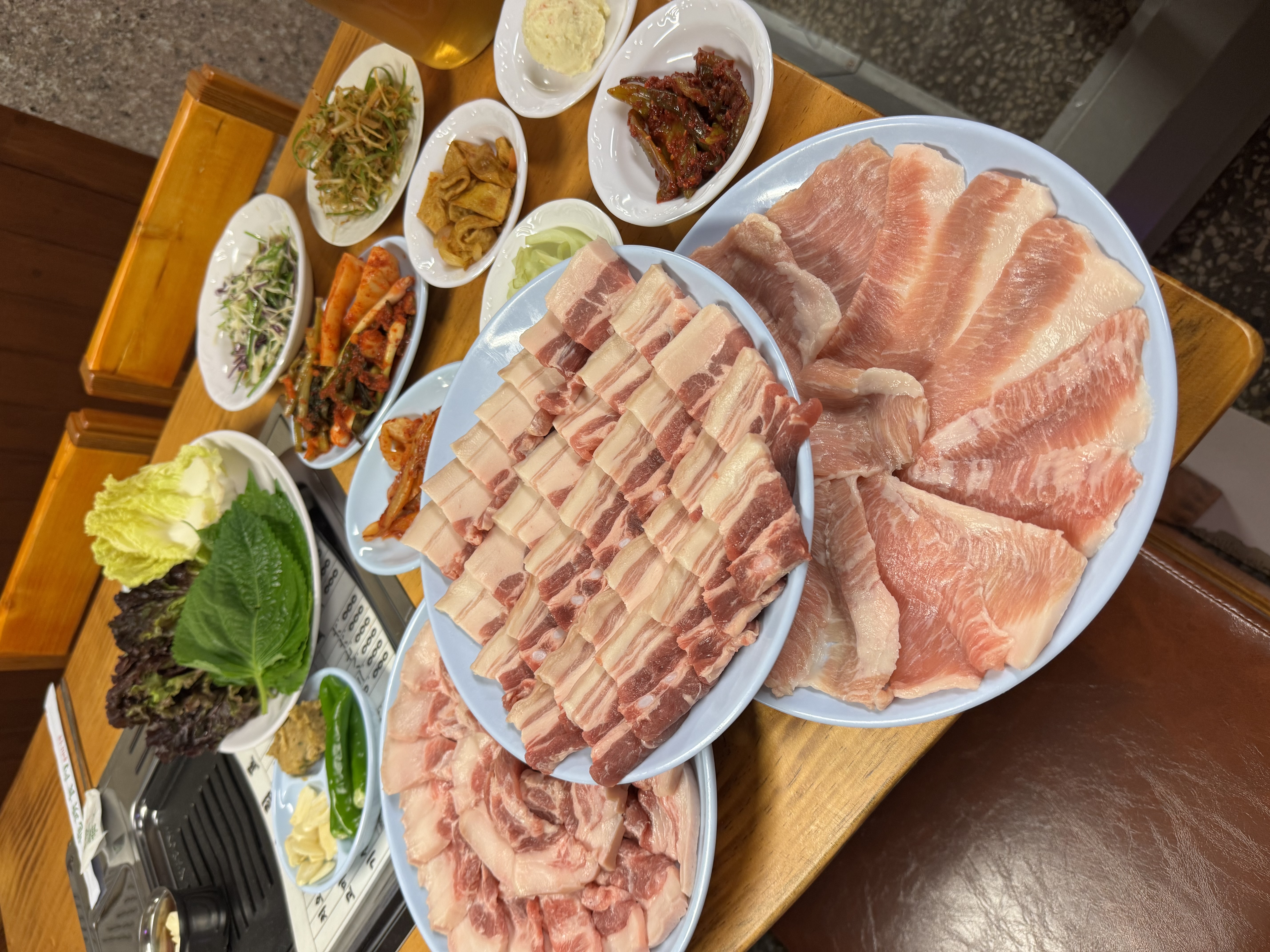 Yongmury肉铺猪肉、鸭肉及配菜摆盘