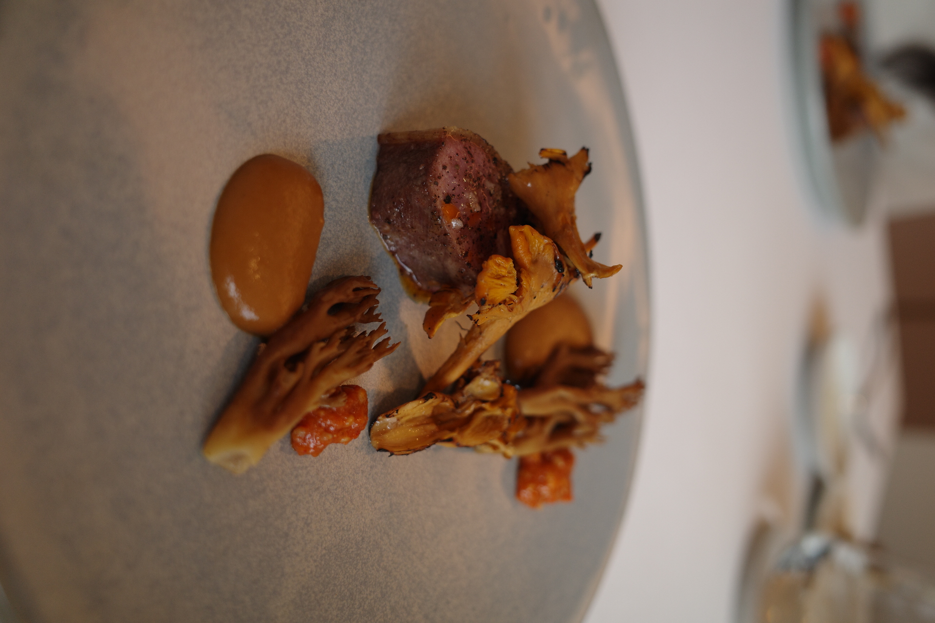 GIGAS modern plating in a minimalist gallery-like room