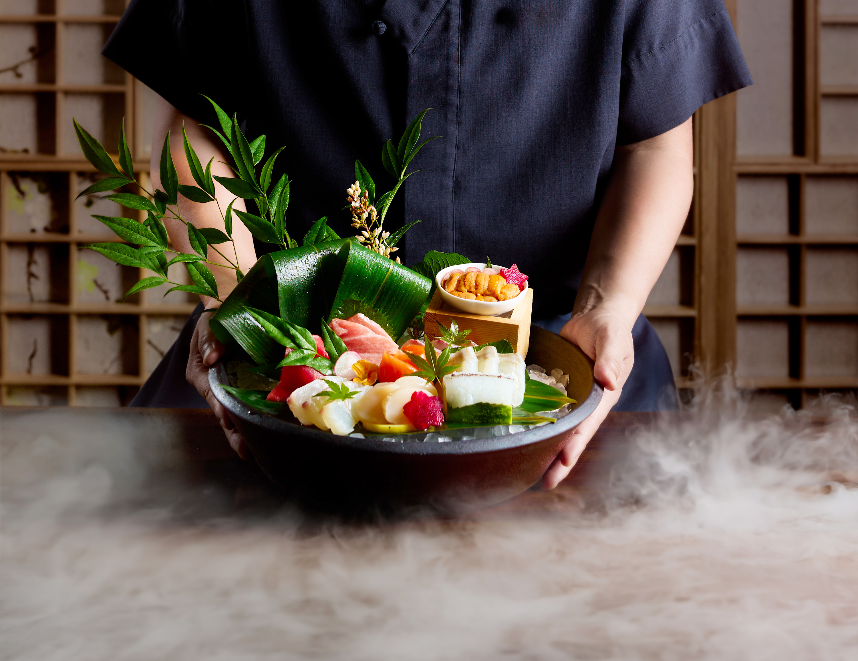 調理中のシェフがいる夢山の寿司と鉄板焼きカウンター