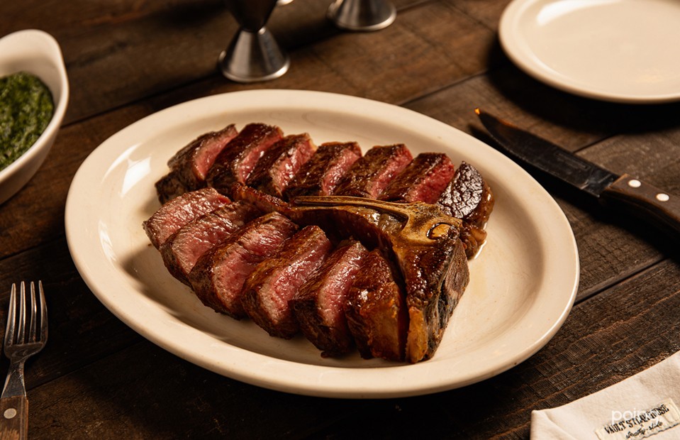 ヴォールト ステーキハウスのステーキとイタリアン寄りのサイドディッシュ