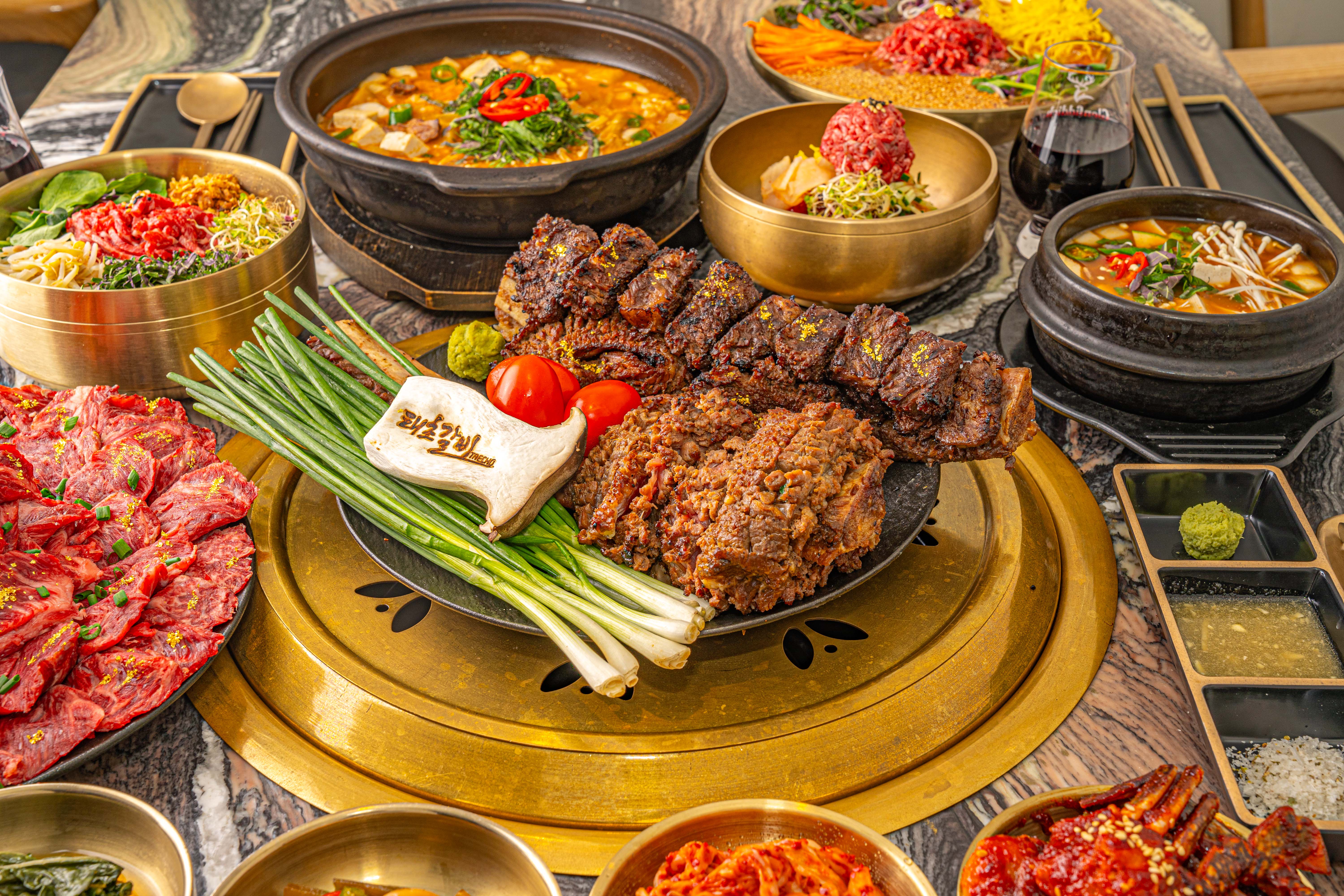 태초갈비 명동점の看板リブ肉を炭火で焼いている様子