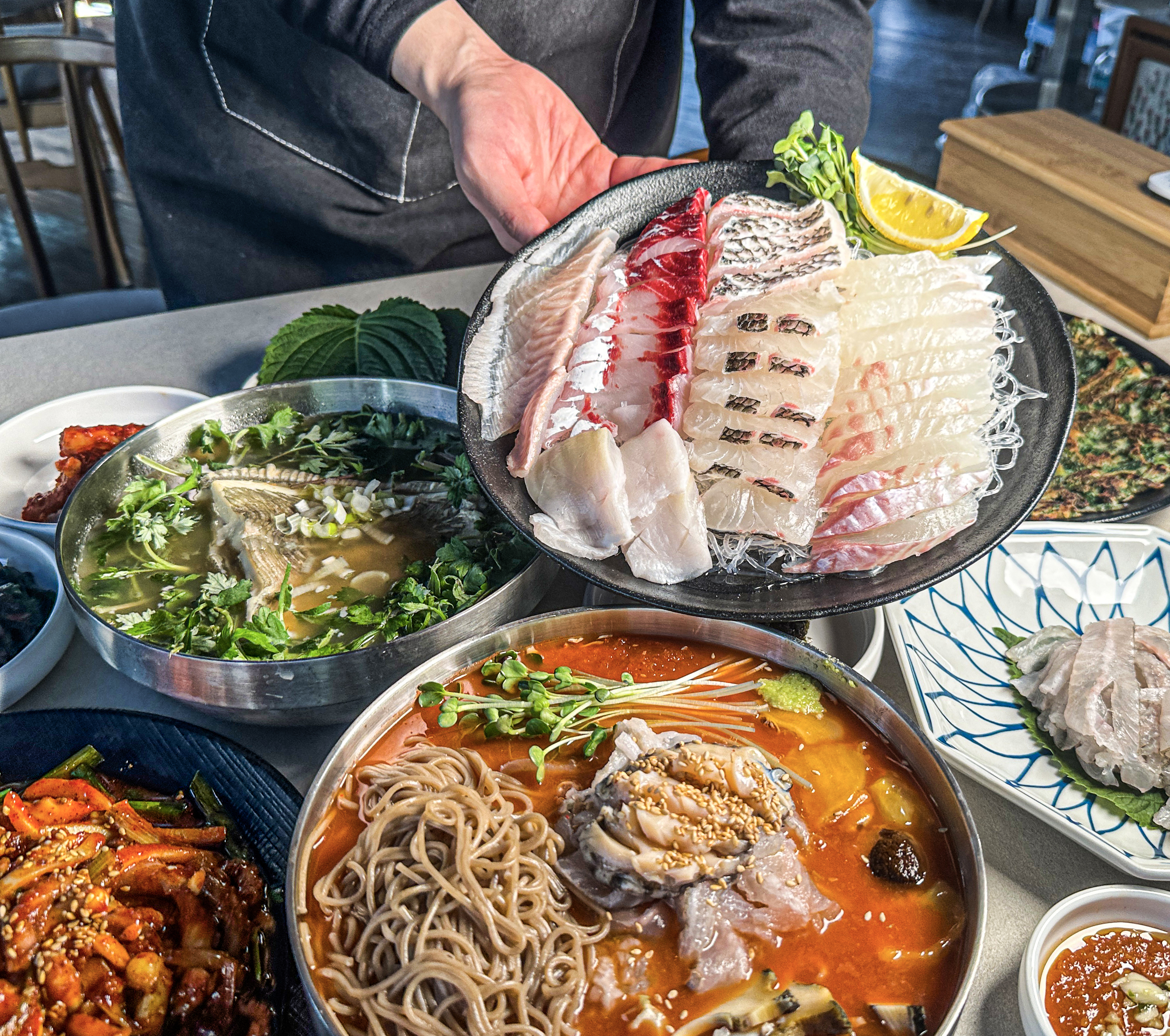 奉恩寺近くの목포명가（Mokpo Myeongga）の季節の海鮮セット