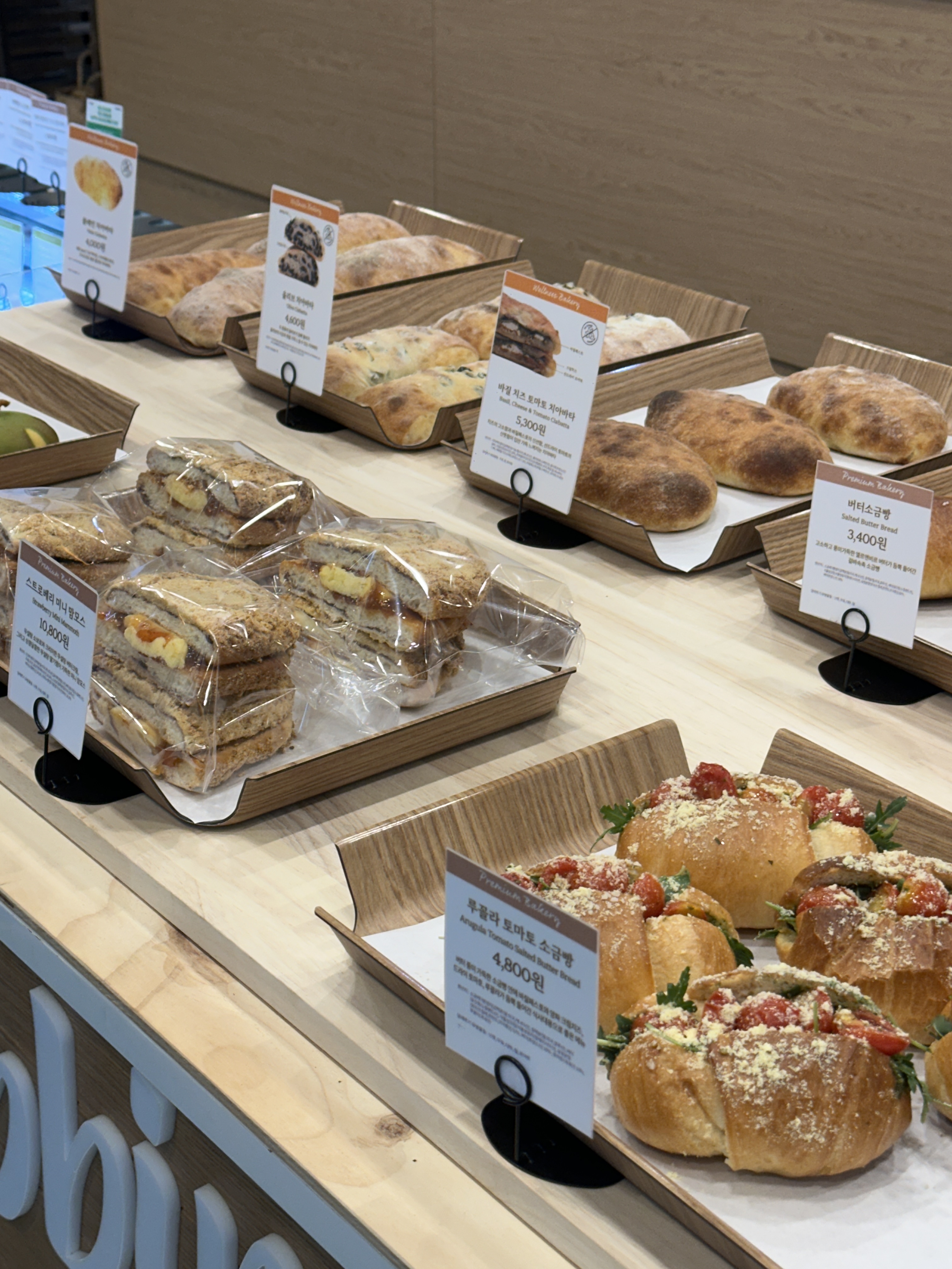 Colorful wellness plates at Dr. Robbin Ewha Branch