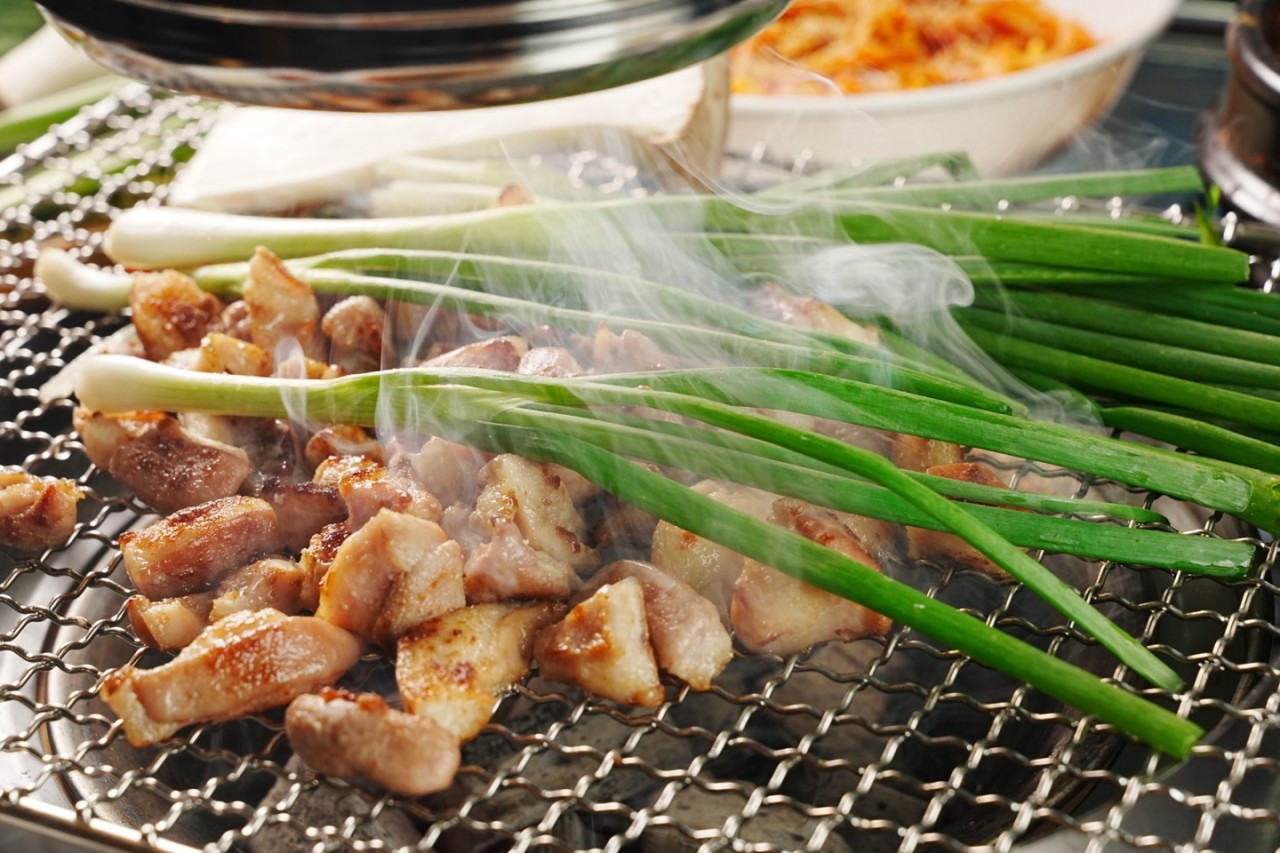Mijin Charcoal Makchang night yard with smoky grills and intestines