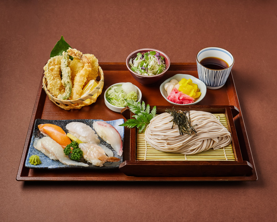 松屋明洞烏冬套餐配天婦羅和壽司