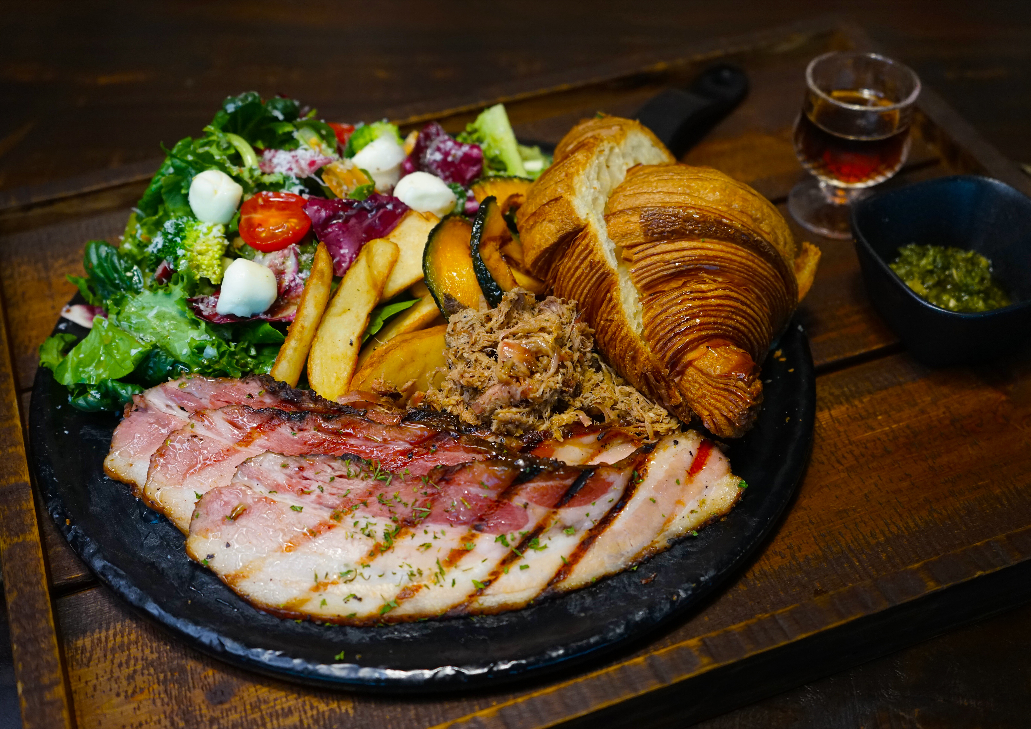 楊州のSamgak Smoke House 湖の眺めと盛り合わせ