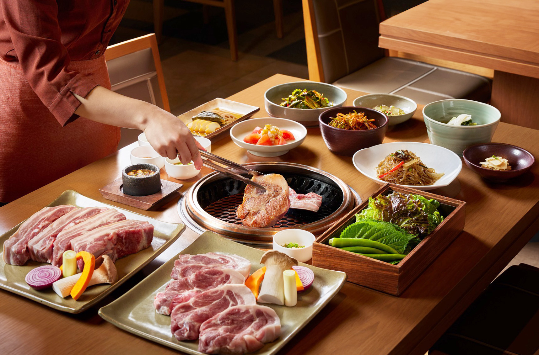 Noknamu炭火烤济州黑猪搭配韩式小菜