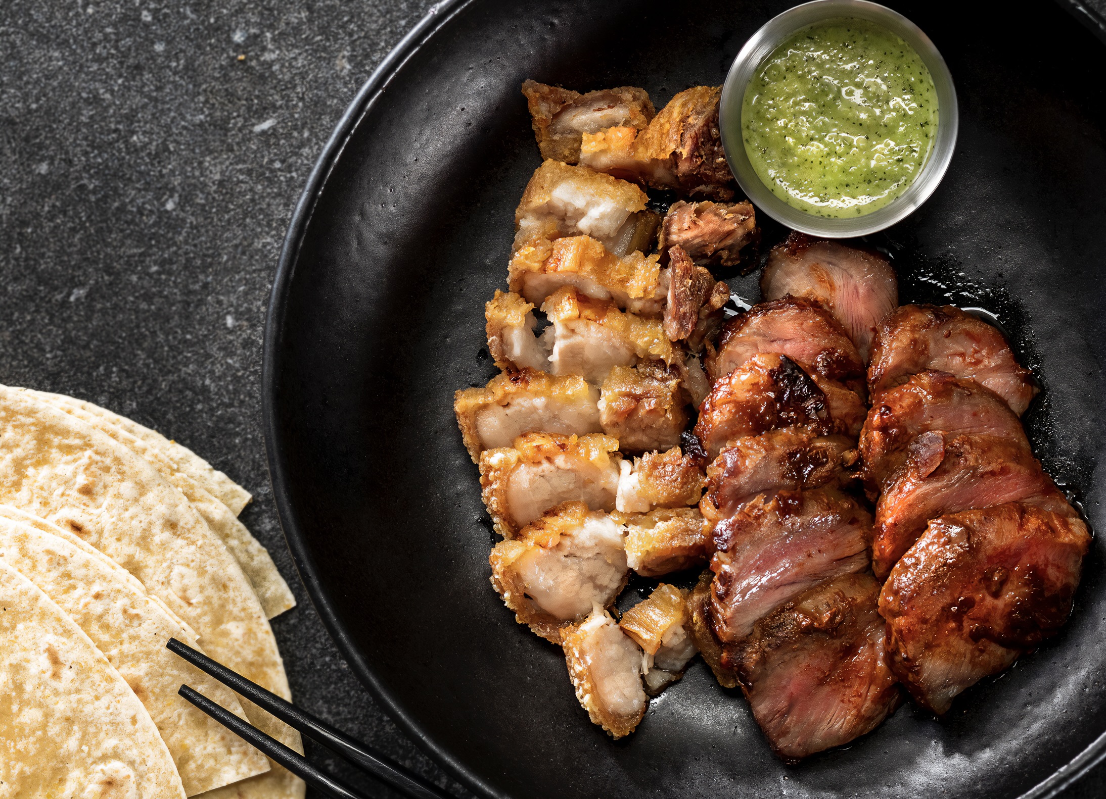 Chukaのワインバーの雰囲気と融合中華料理