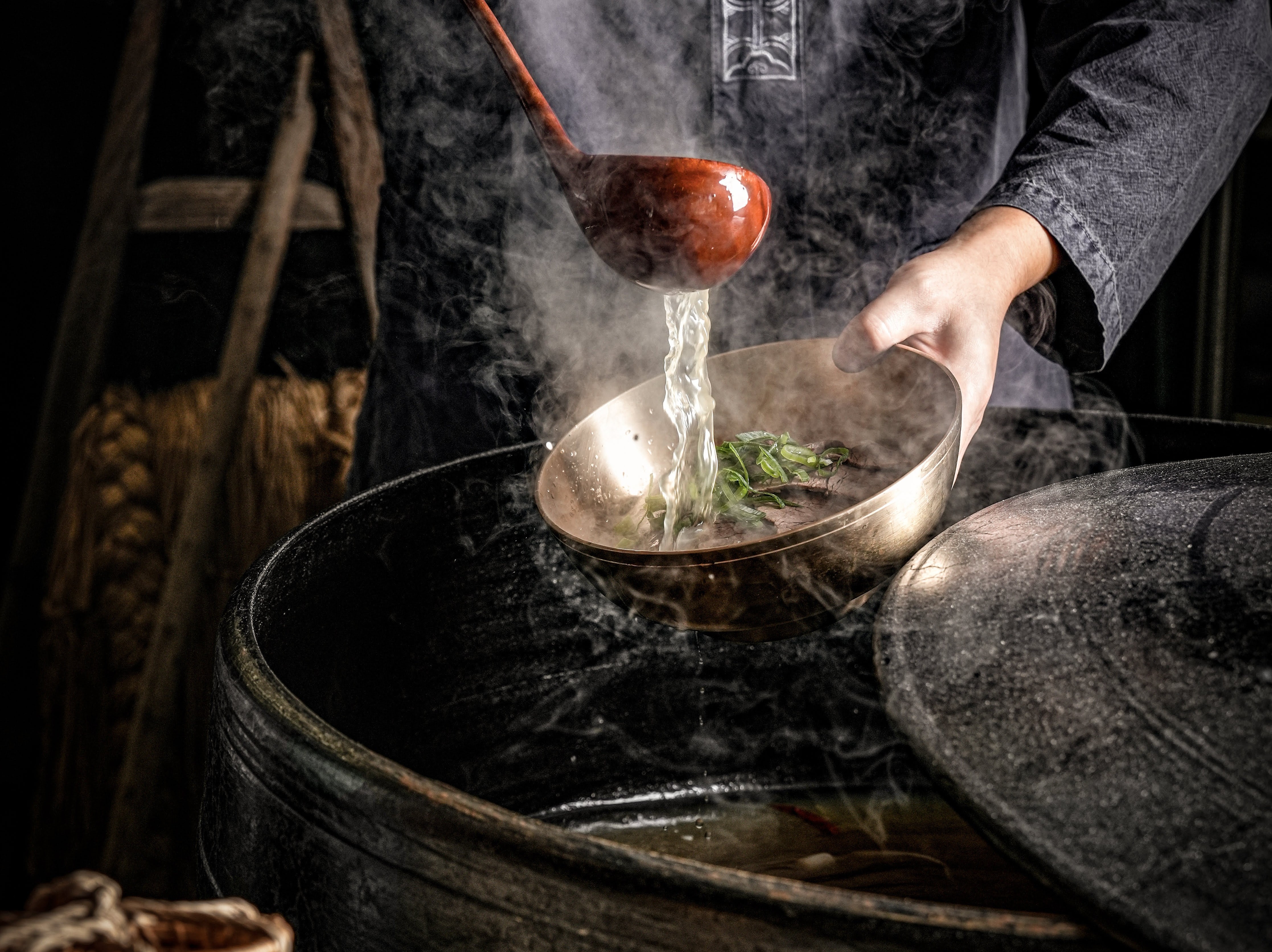 Elegant dining room and gomtang service at Muan Hoegwan Cheongdam