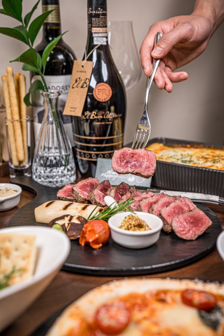 Chambol Musigny 花园露台与酒杯