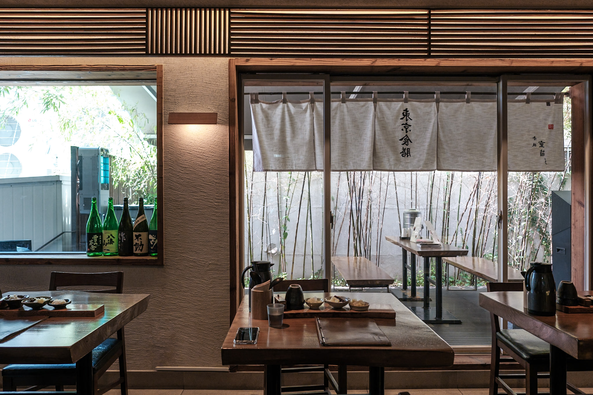 Tokyo Table lacquered unaju box with glossy tare - Image 7