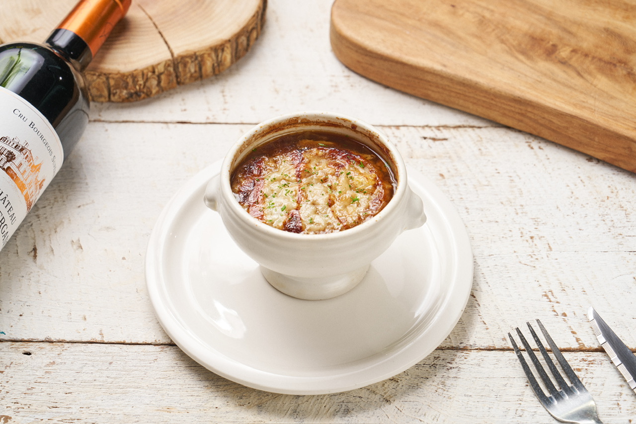 Le Cochon fine dining with garden-like palace view