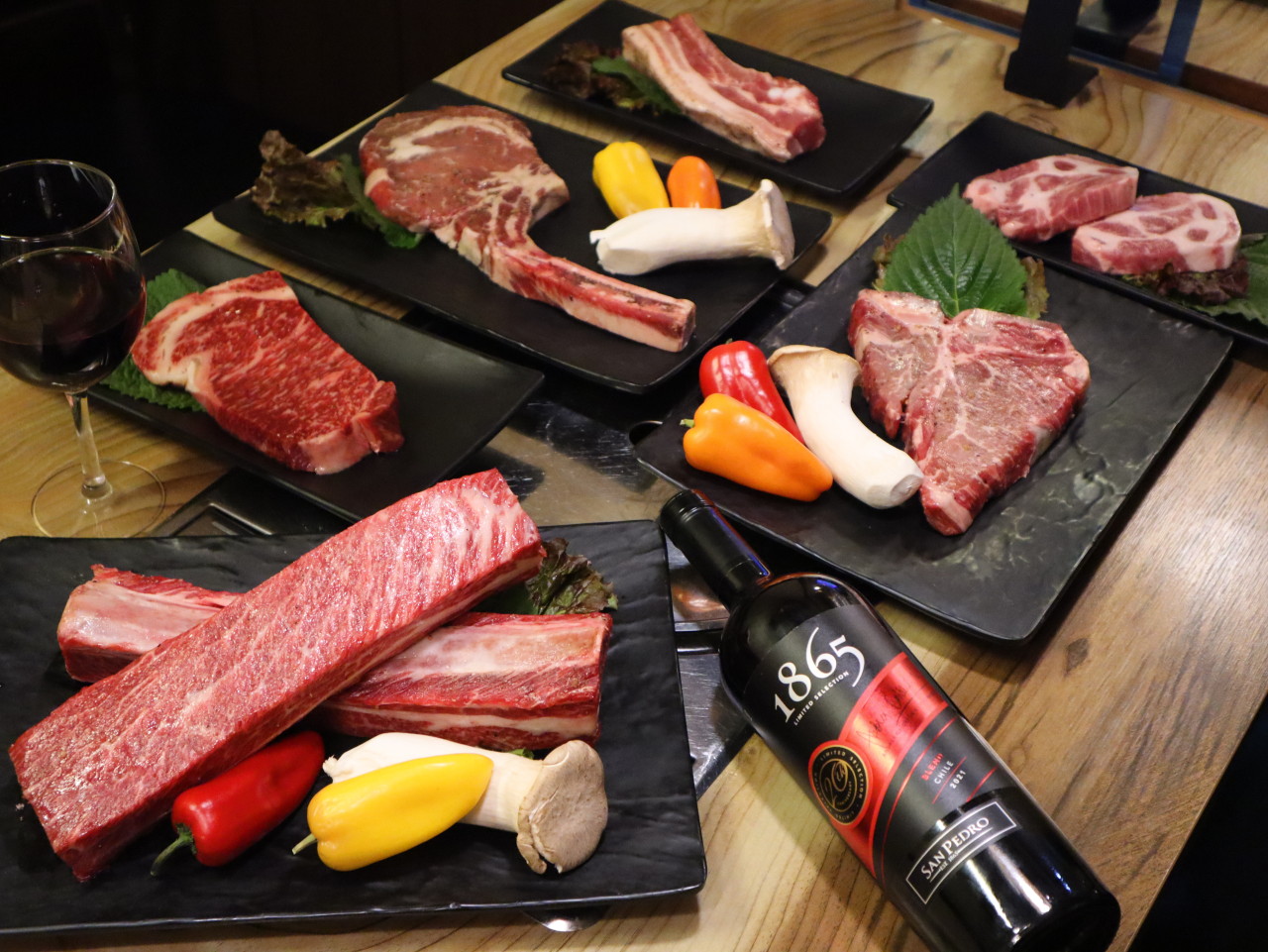 晨肉店手工小菜與牛肉切片，安靜新林用餐空間