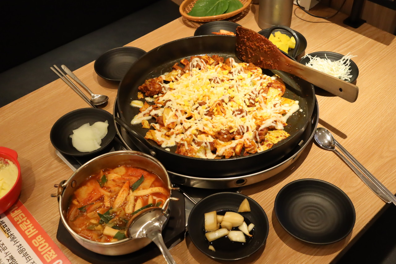 유가네닭갈비 동대문점（ユガネタッカルビ 東大門店）の深夜のタッカルビ炒め、トッポッキとチーズのトッピング