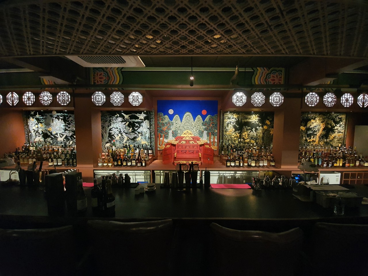 明洞スクヒー モダン韓国バーの内装、クラシカルな意匠入り