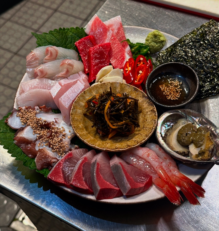 글로리식당 숙성 회 플래터와 아늑한 펍 인테리어