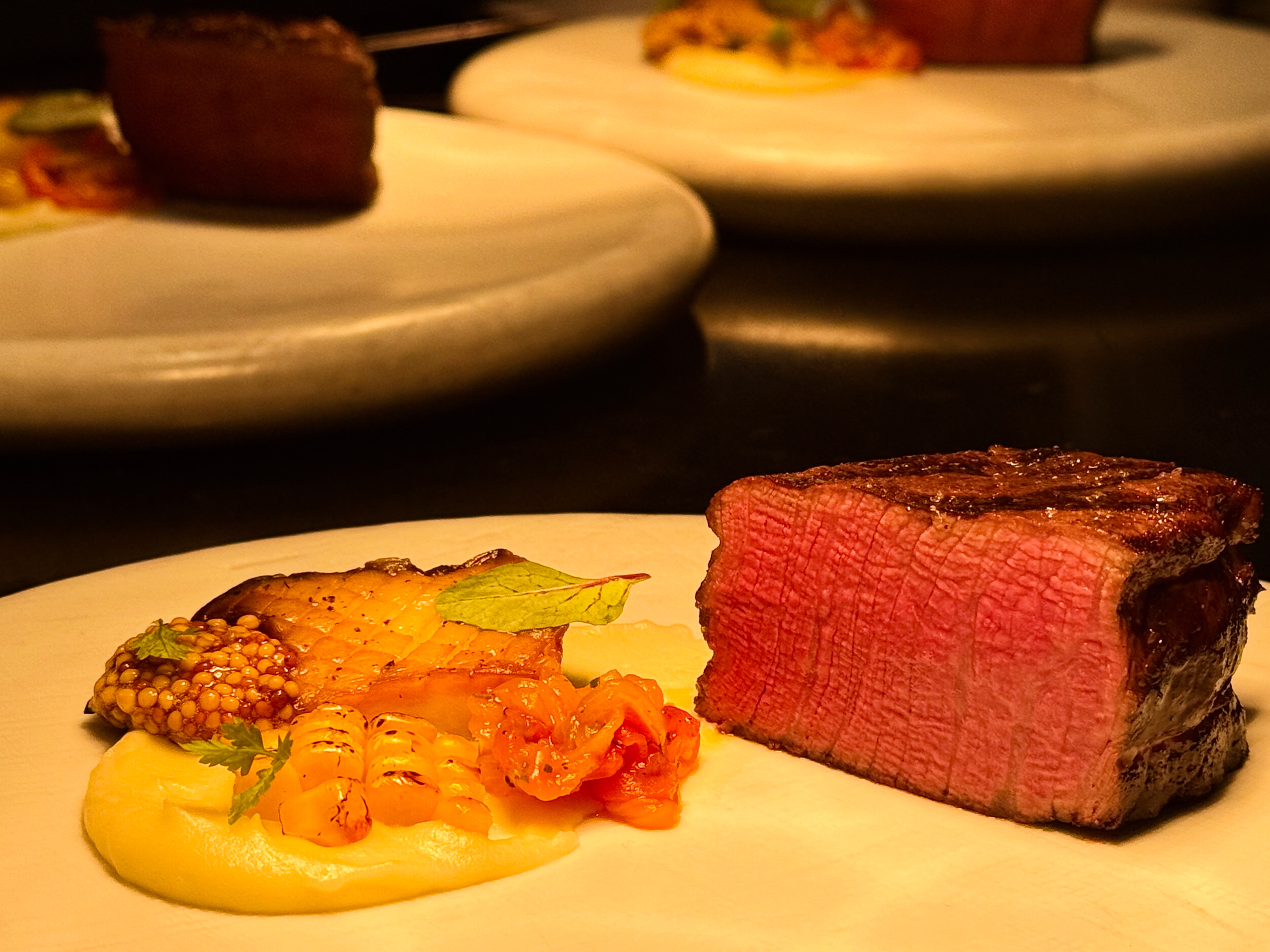 Ce Lieu 深色調開放廚房與大邱餐盤