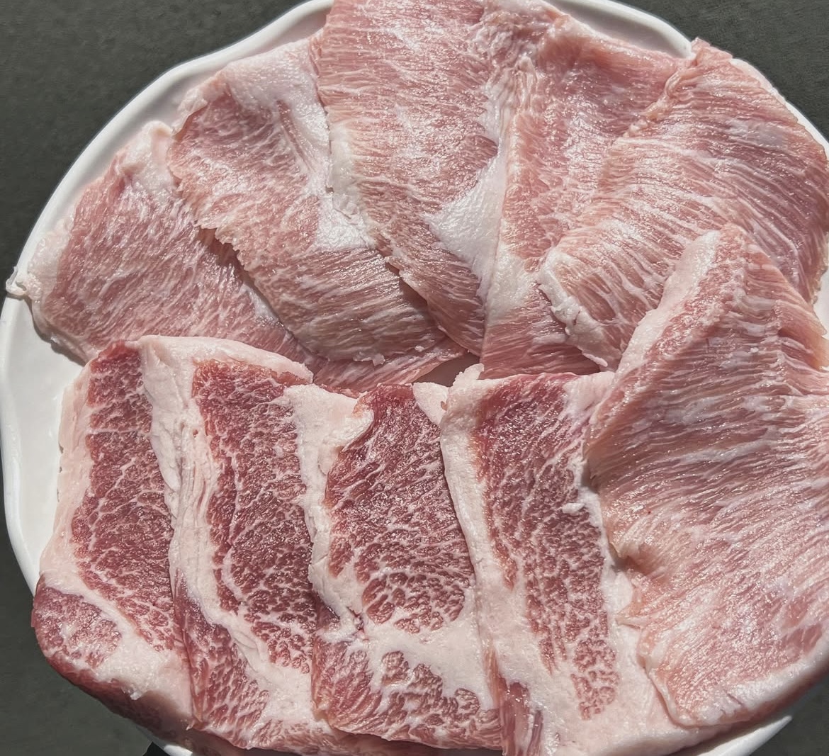 소백한돈 명지본점金黄色烤五花肉配盐和小菜