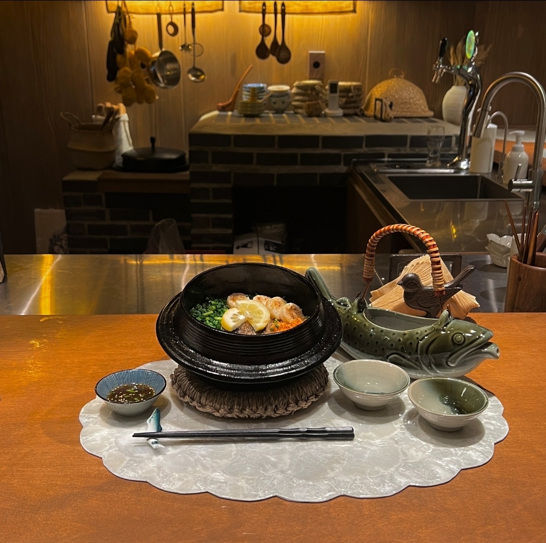 Wataru izakaya-style counter with pot rice and sashimi