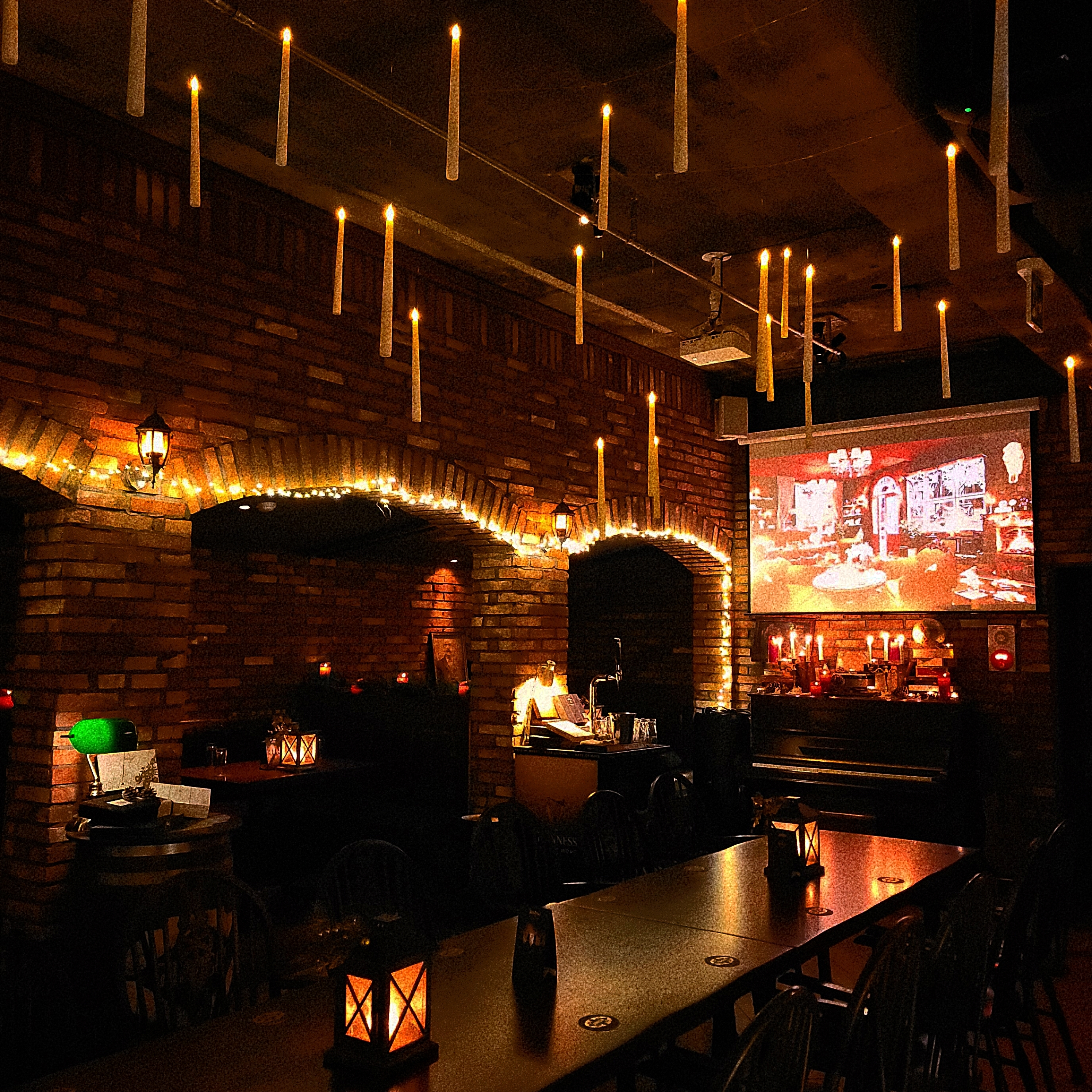 Garrison 地下酒吧供应鸡尾酒和肋眼牛排