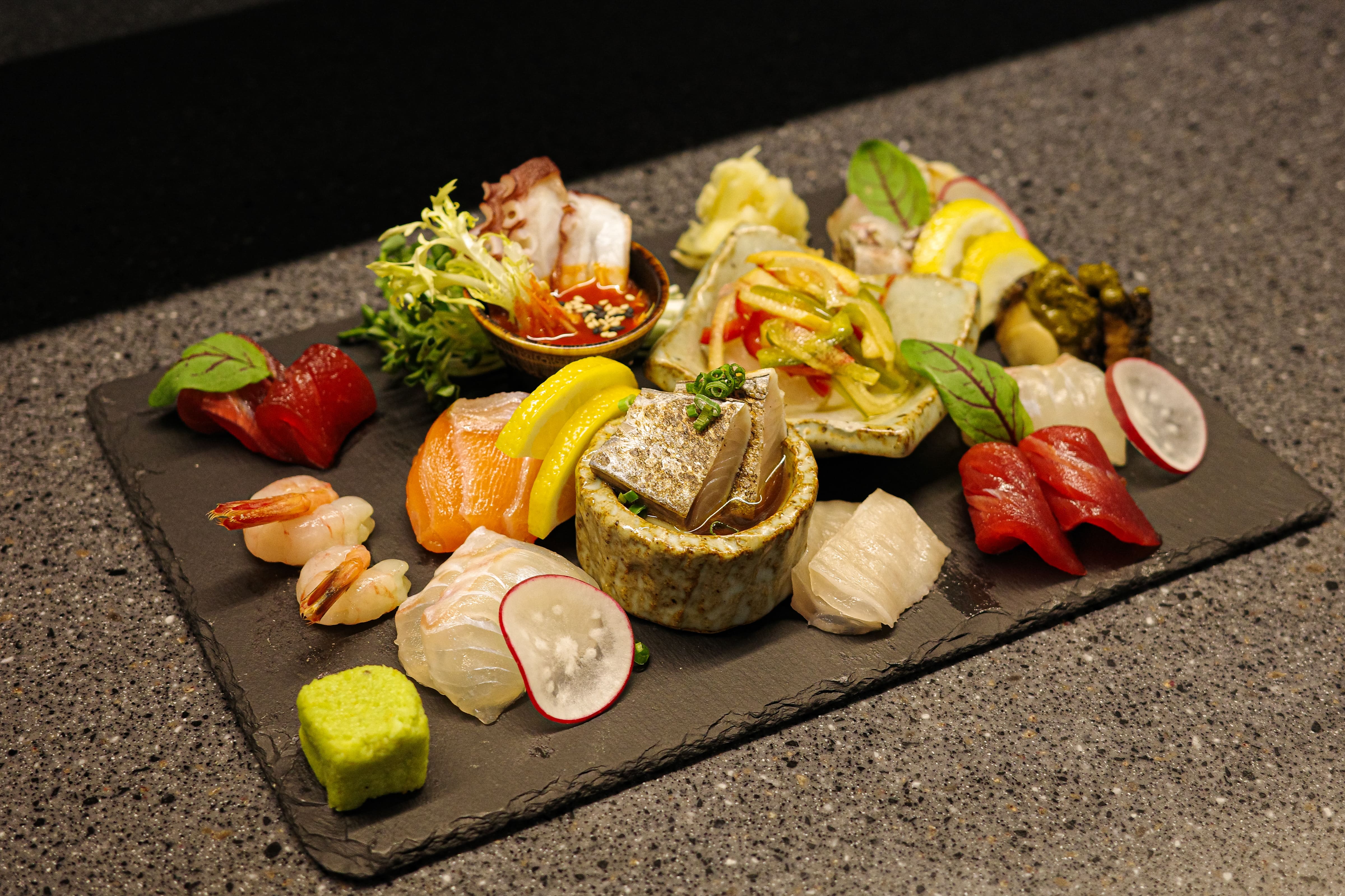 大喜蚕室善乃分店老熟刺身拼盘及清酒搭配