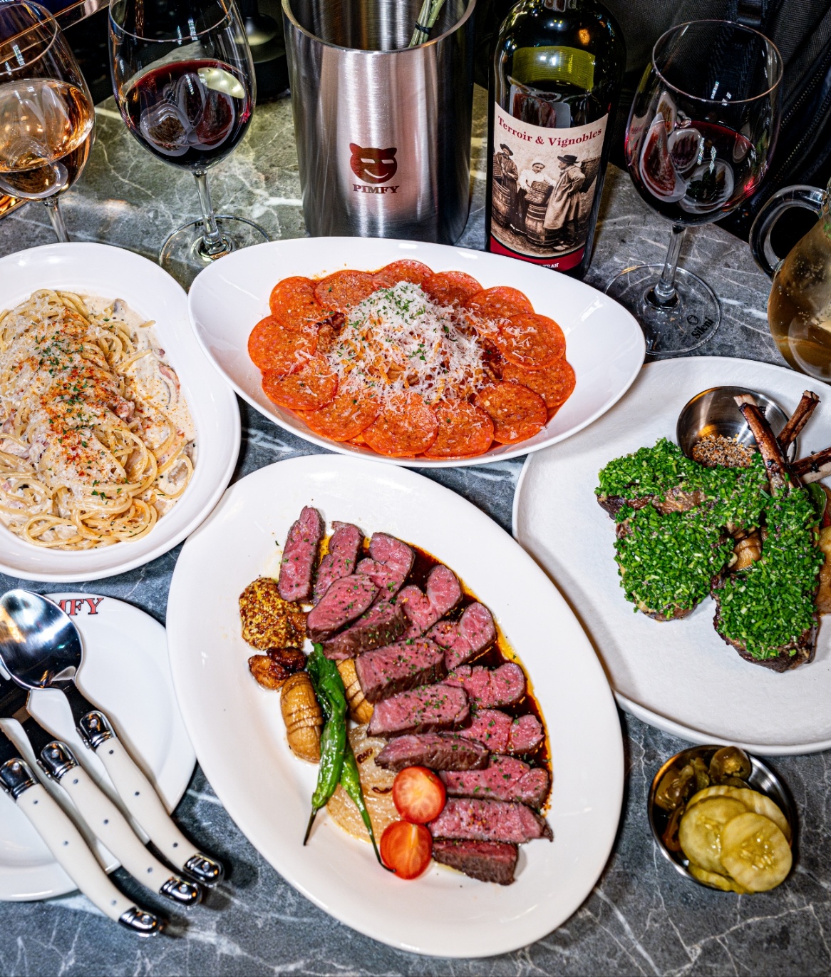 Pimfy 弘大小酒館餐桌與滿滿餐點玻璃酒杯