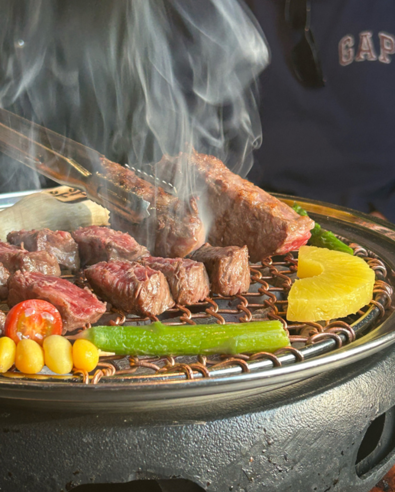 ウーワル松島店の銅板の上で炭火焼されるプライベートルームの韓牛