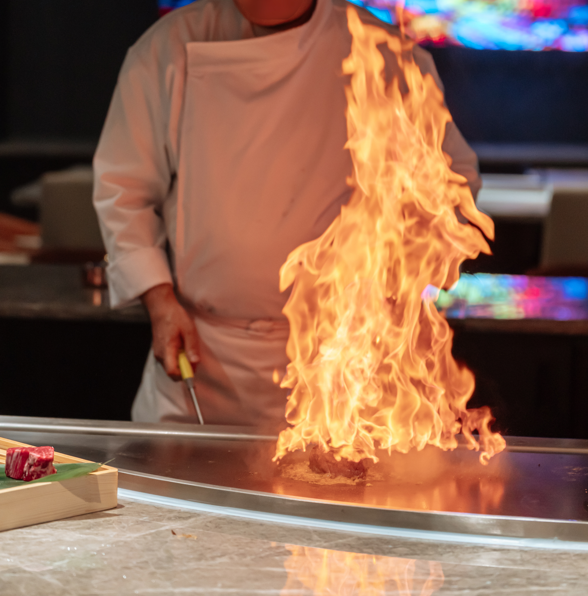 ファミリーの前で火のショーをする川辺鉄板焼きシェフ