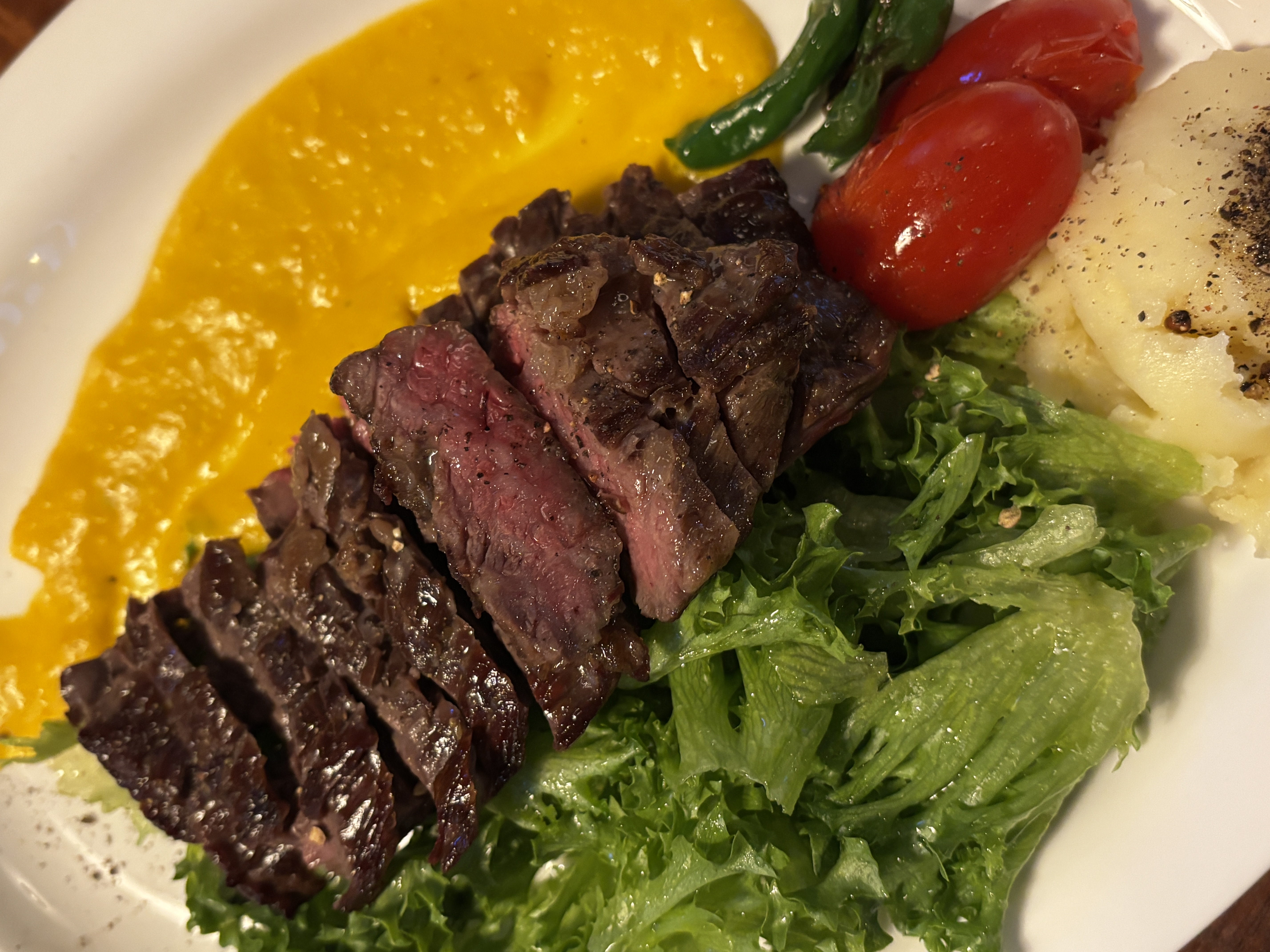 Dongbaek Bar 溫馨酒吧與餐點與酒瓶