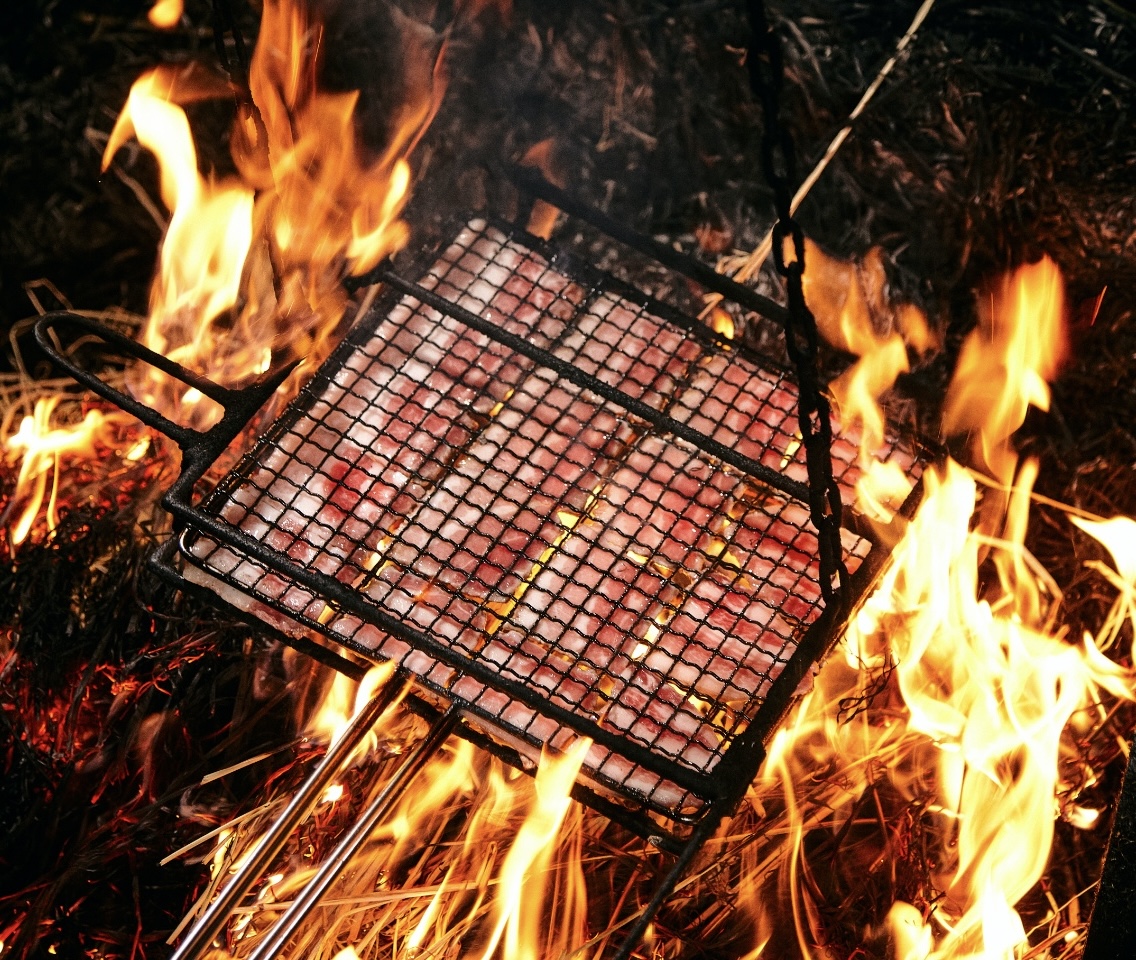 杜岩食堂——户外稻草火焰烤制五花肉
