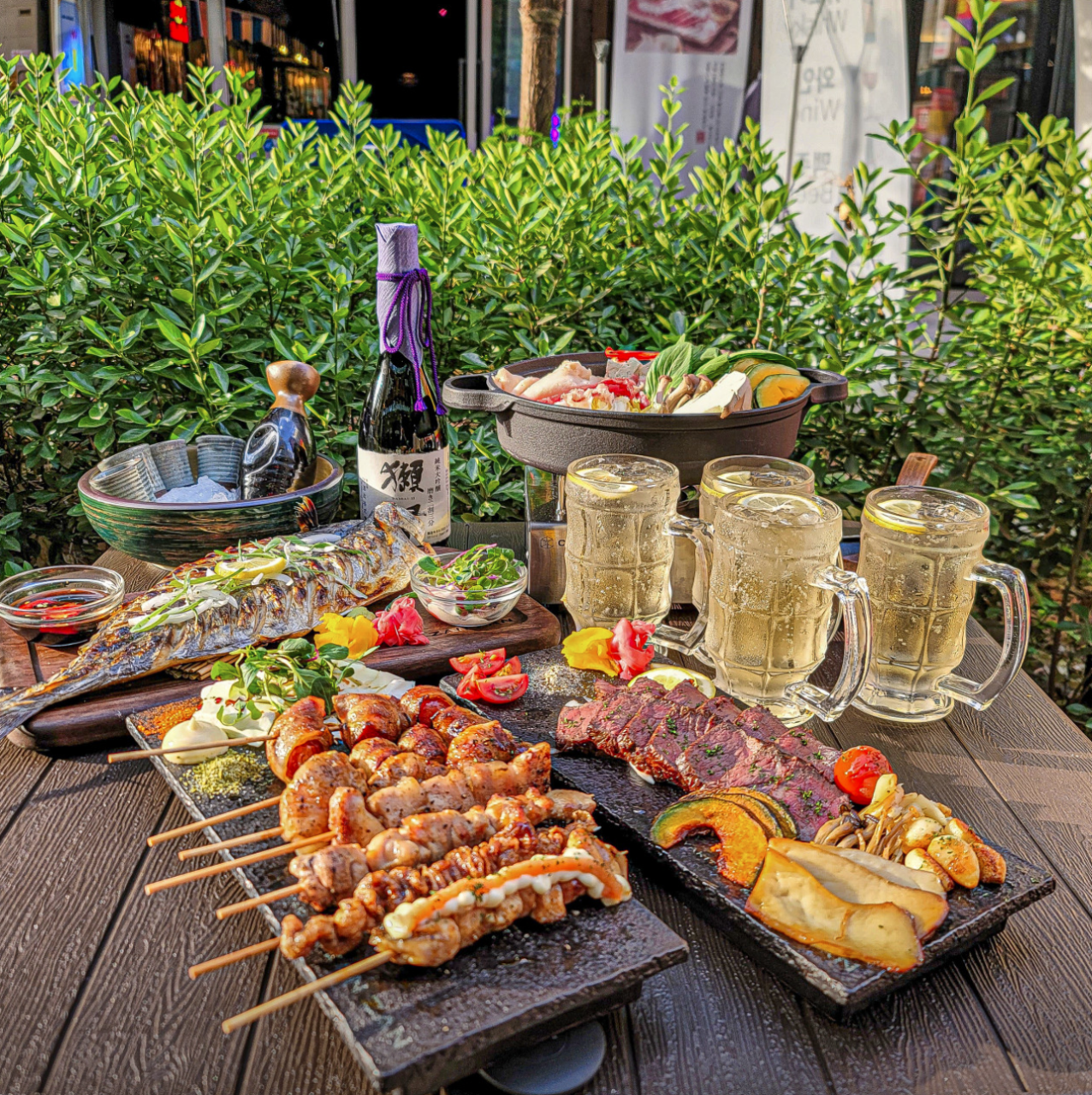 焼き鳥ザンザン松島店の炭火焼き鳥串、艶やかなタレがけ