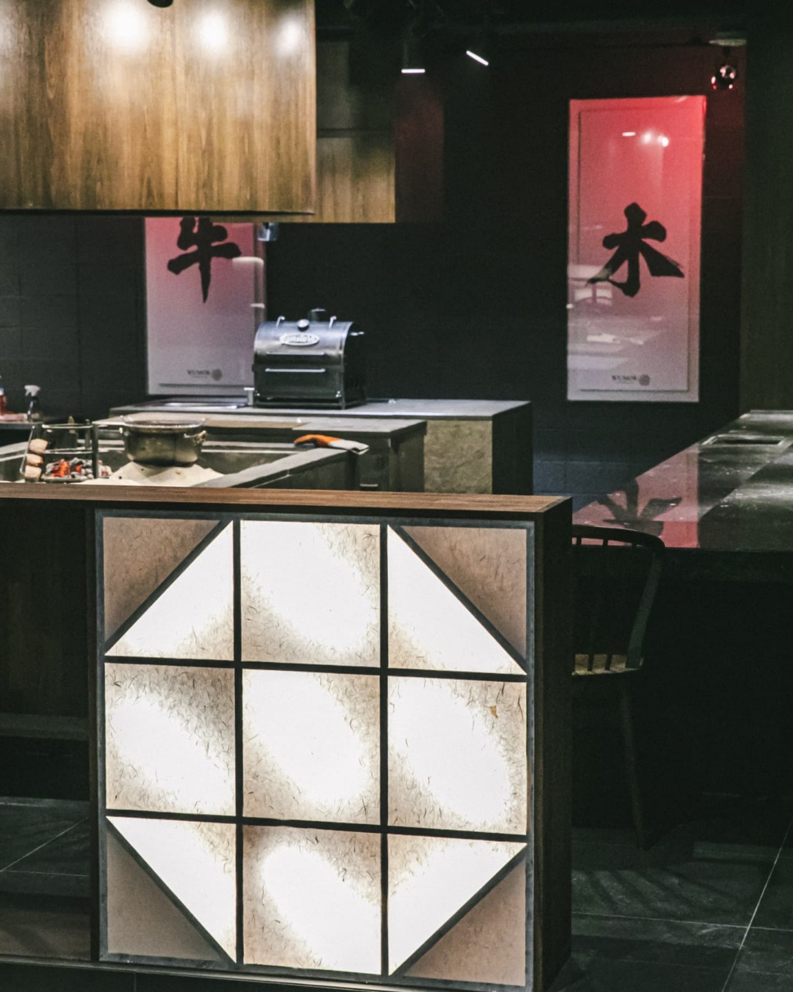 WUMOK 牛肉寿司配原始炭火表演和烟雾效果