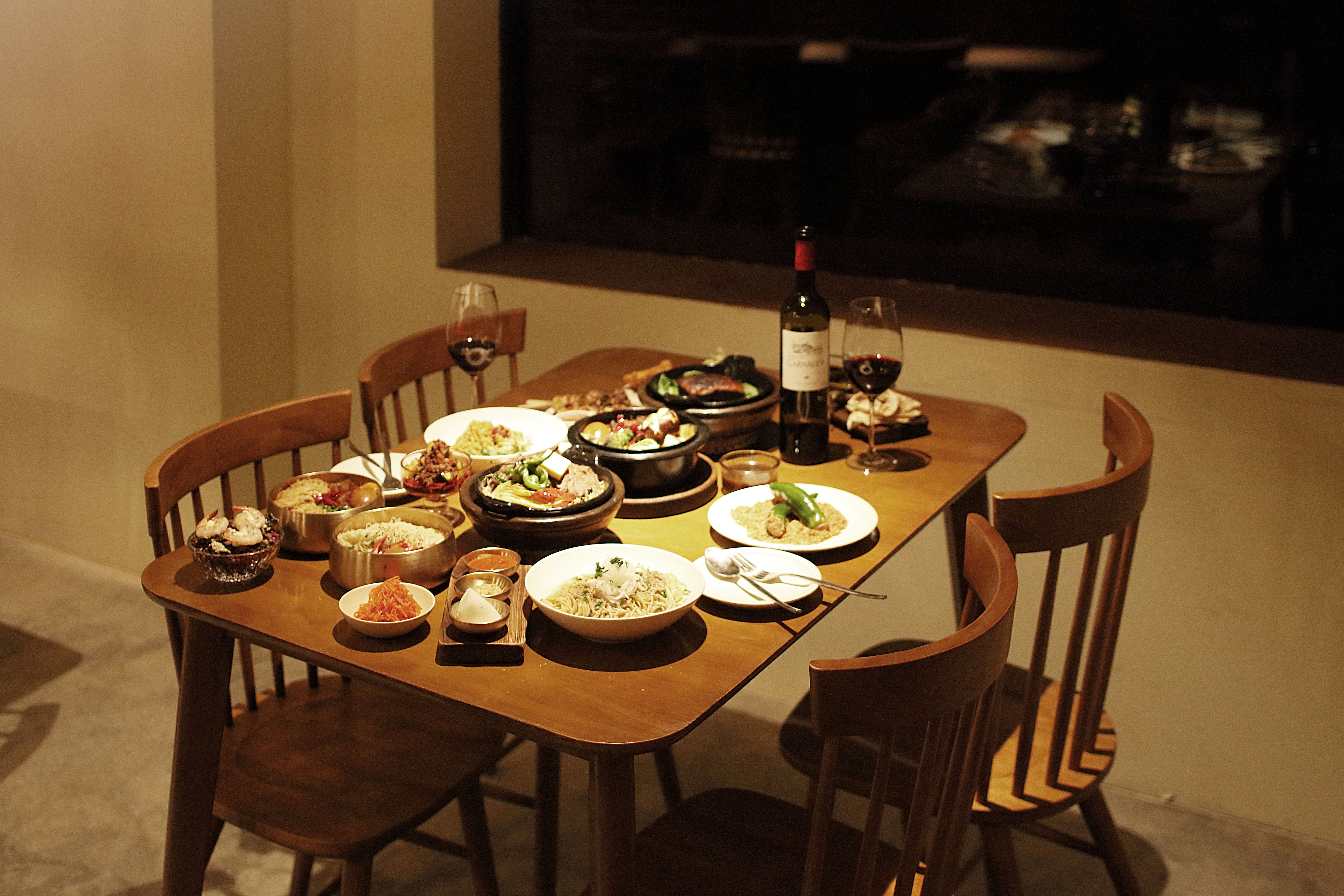 545延南多樓層用餐，使用炭火及稻草火焰烹調