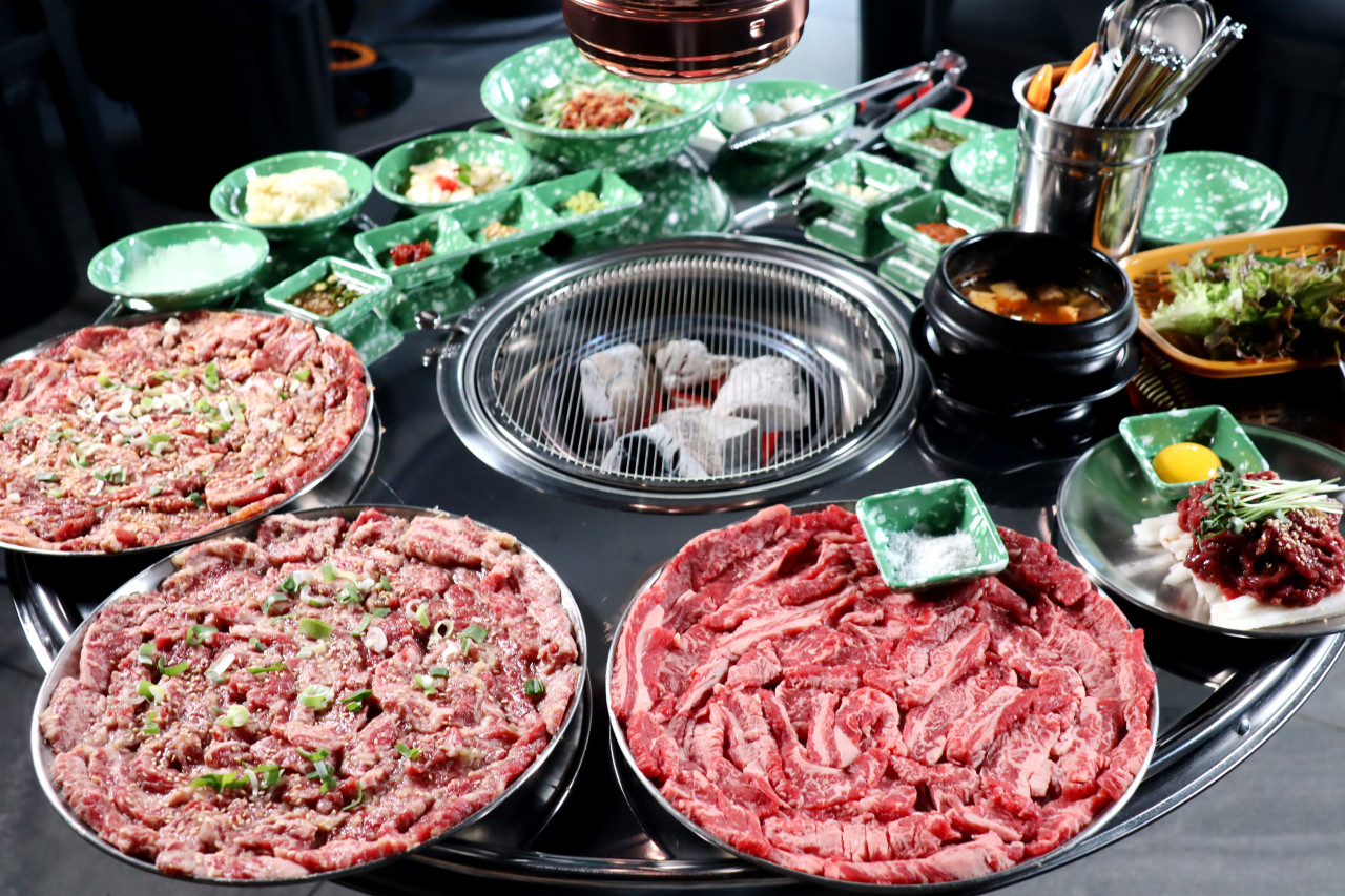 東莱のイガネ名人カルビサルで焼かれる牛骨付きリブのカット