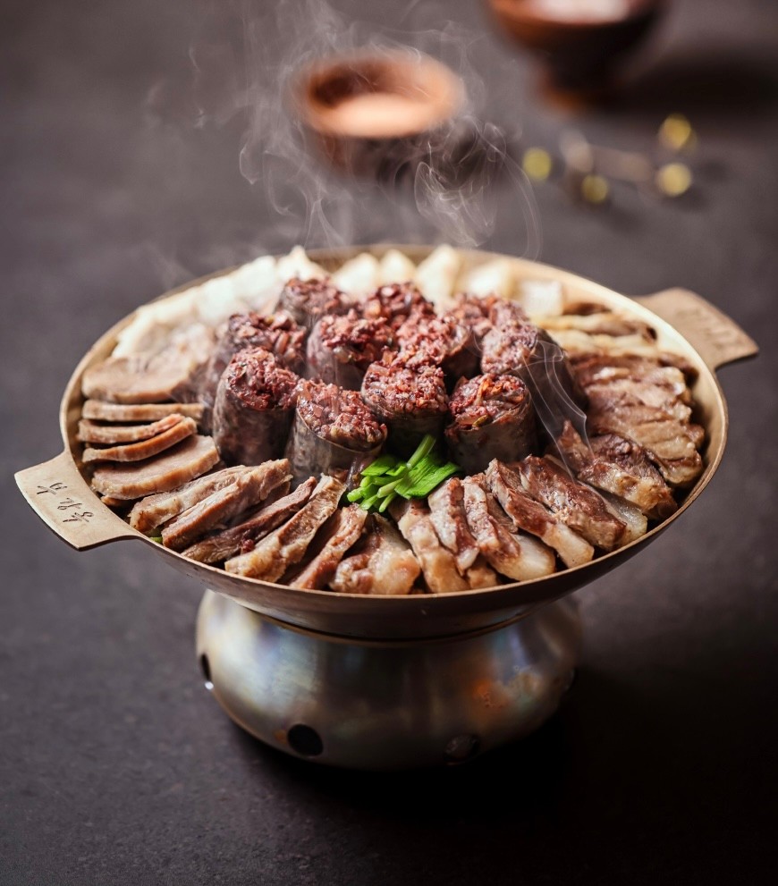 富岡谷 良才店熱氣蒸騰的血腸湯與水肉拼盤