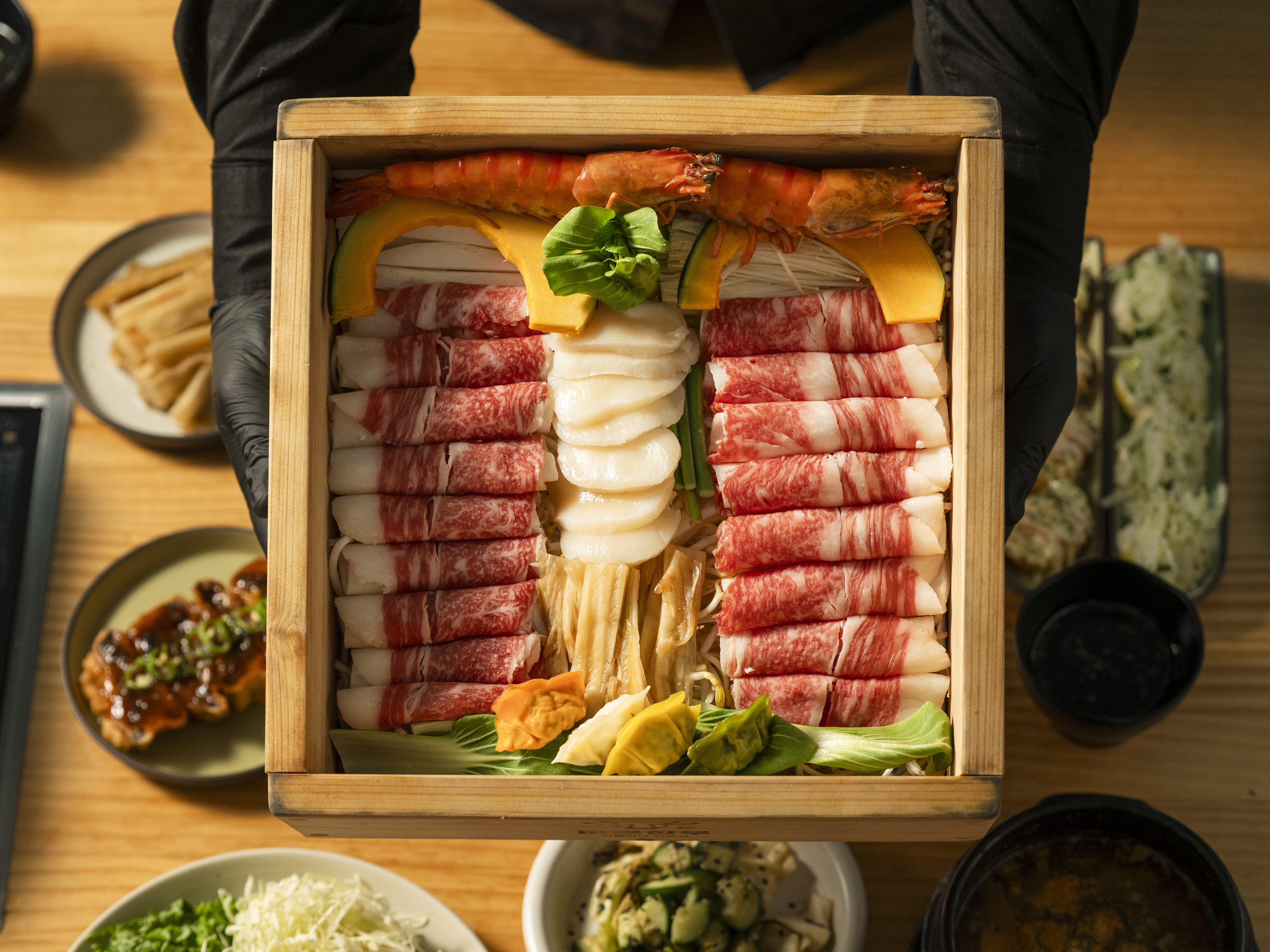 바른한우 プレミアムブリスケットと副菜の盛り合わせ