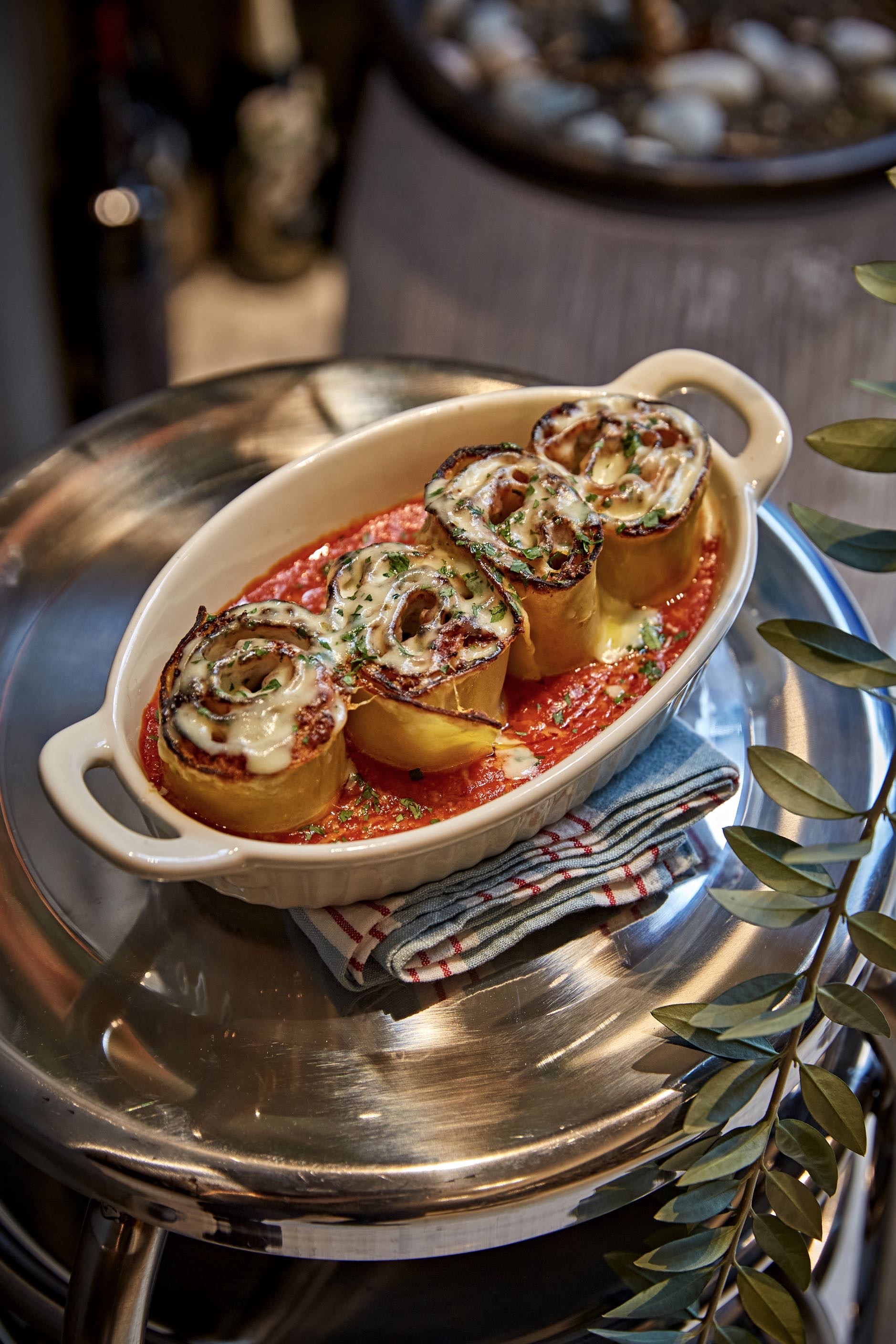 LTMD意大利酒馆酒吧，酒瓶与小食摆盘