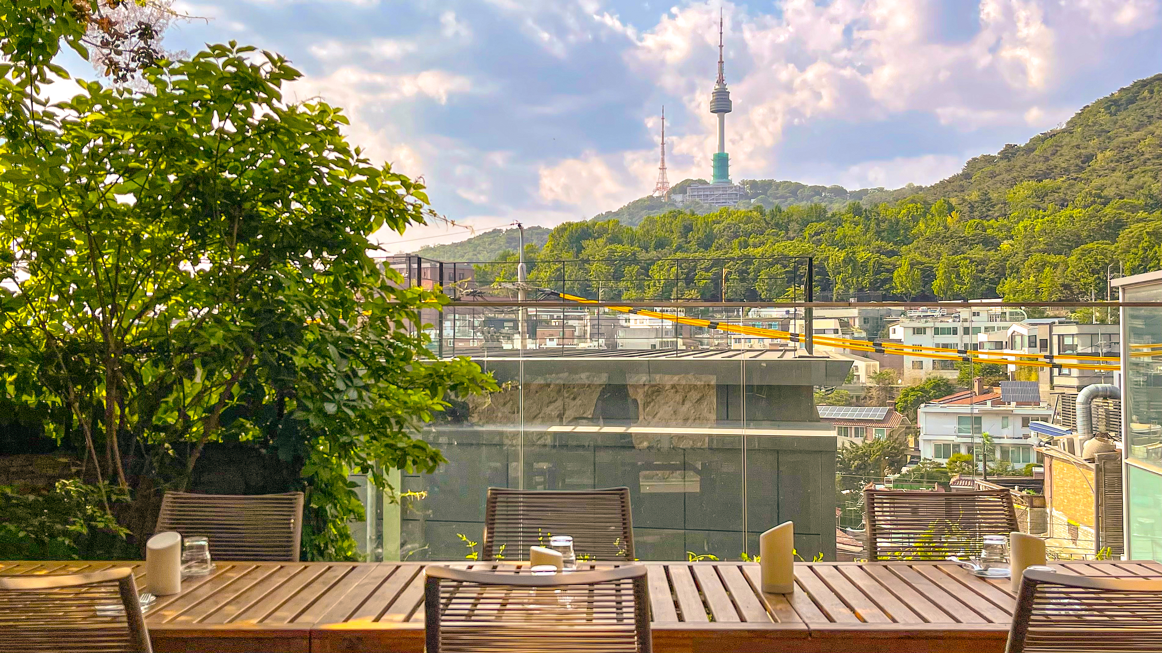 uptempo ダイニングバー、ソウルのスカイラインと南山塔の眺望
