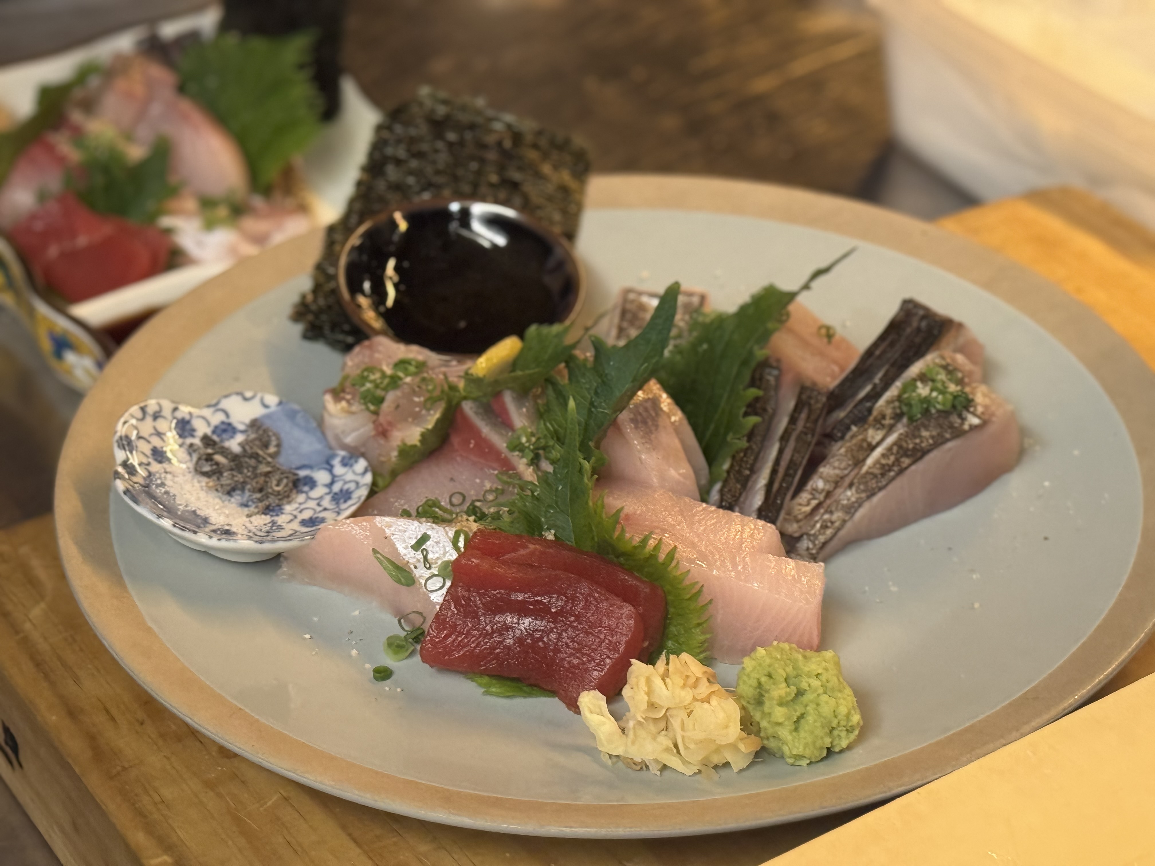 NAS 居酒屋吧台，熟成生魚片與高球