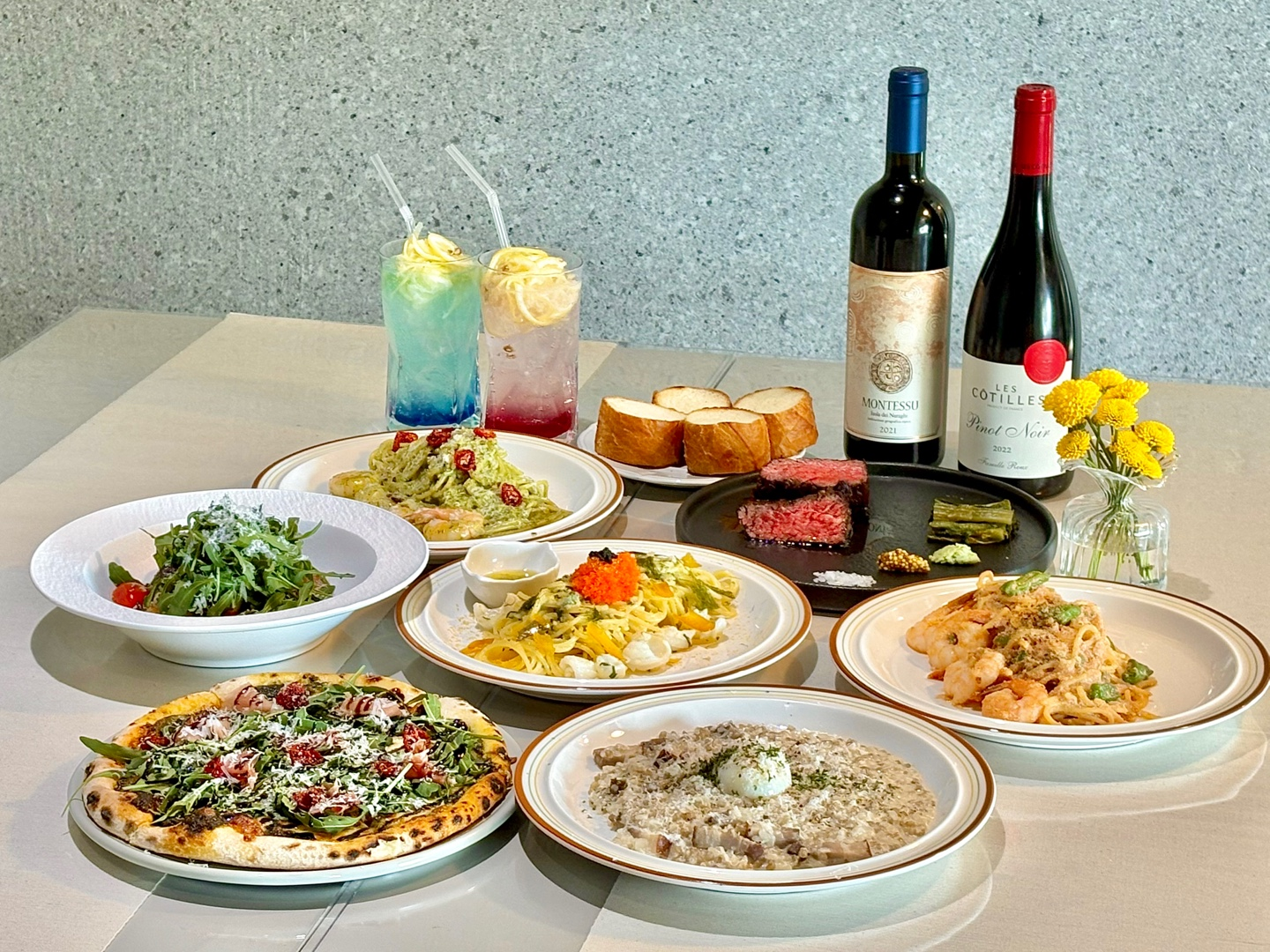 ホリラウンジ 松亭オーシャンフロントのパノラマ窓とパスタ