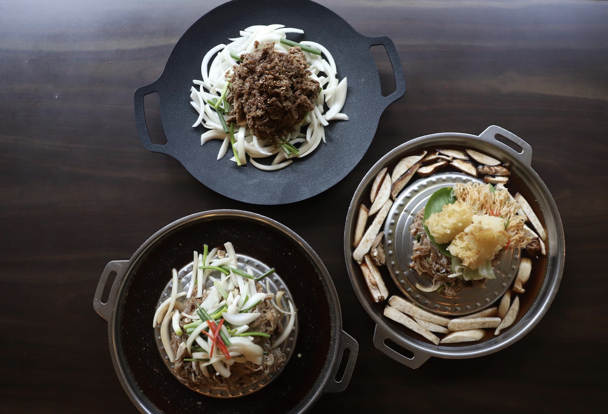 Hanilokのソウルスタイルプルコギ鍋と整ったテーブルのバンチャン