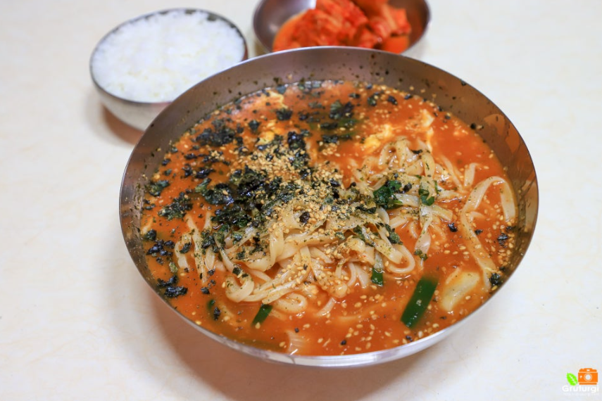 江陵金鹤刀削面及豆芽石锅拌饭